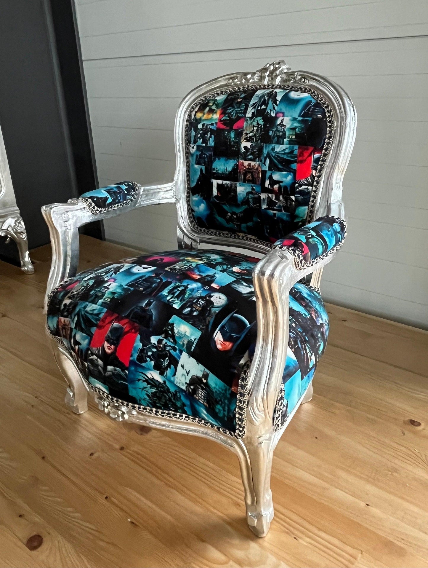 Kinderstuhl im französischen Barockstil mit silberblauem Cartoon-Druck/French Baroque Style Kids Chair with Armrest Silver Blu Batman Print