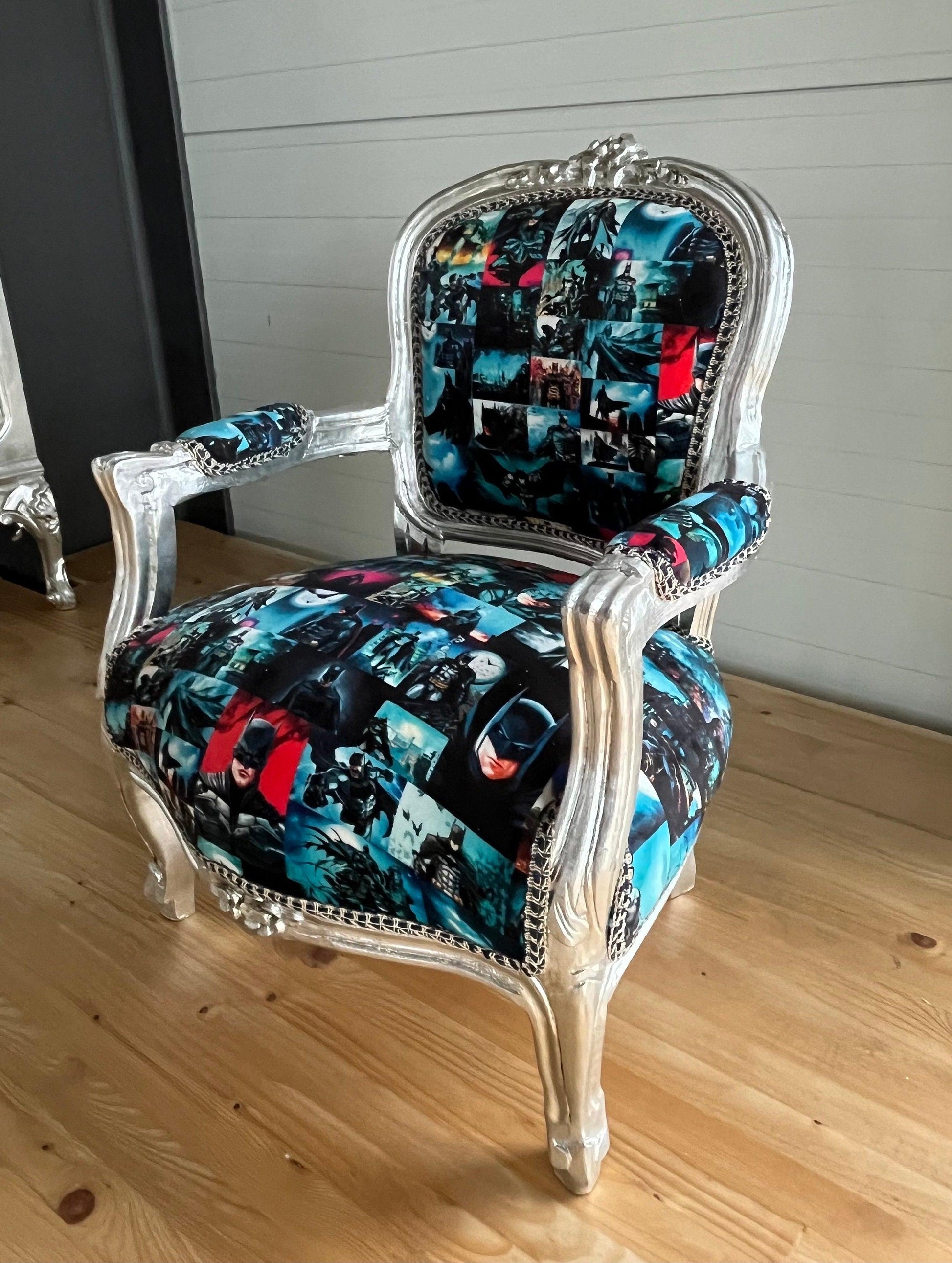 Kinderstuhl im französischen Barockstil mit silberblauem Cartoon-Druck/French Baroque Style Kids Chair with Armrest Silver Blu Batman Print