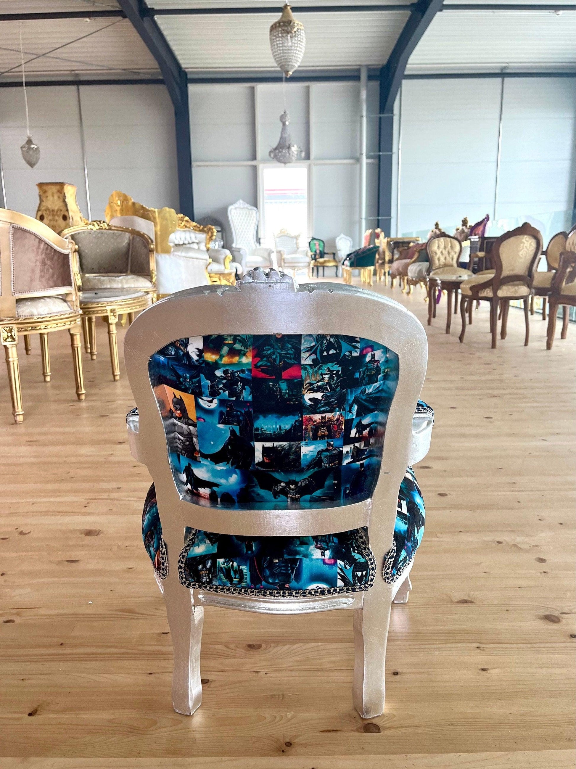 Kinderstuhl im französischen Barockstil mit silberblauem Cartoon-Druck/French Baroque Style Kids Chair with Armrest Silver Blu Batman Print