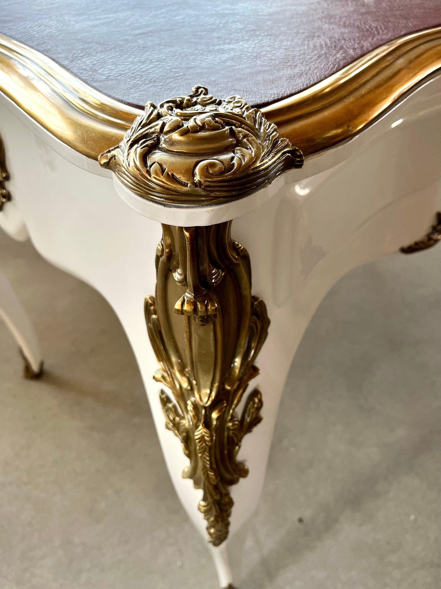 Luxurious Wooden Desk Antique Baroque Style Writing Desk with Bronze Ornament Lacquered in White & Top Surface in Bordeaux Color - LIMITED