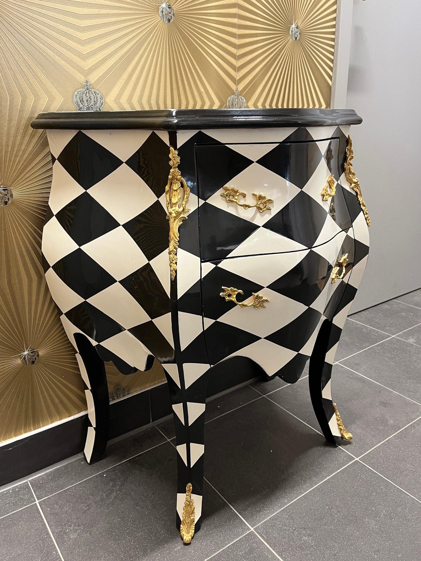 Night Stand Deluxe French Louis Baroque Style Chest of drawer in Black Diamond Print Bronze Handle Home Decor Bedside Table for Bedroom Deco