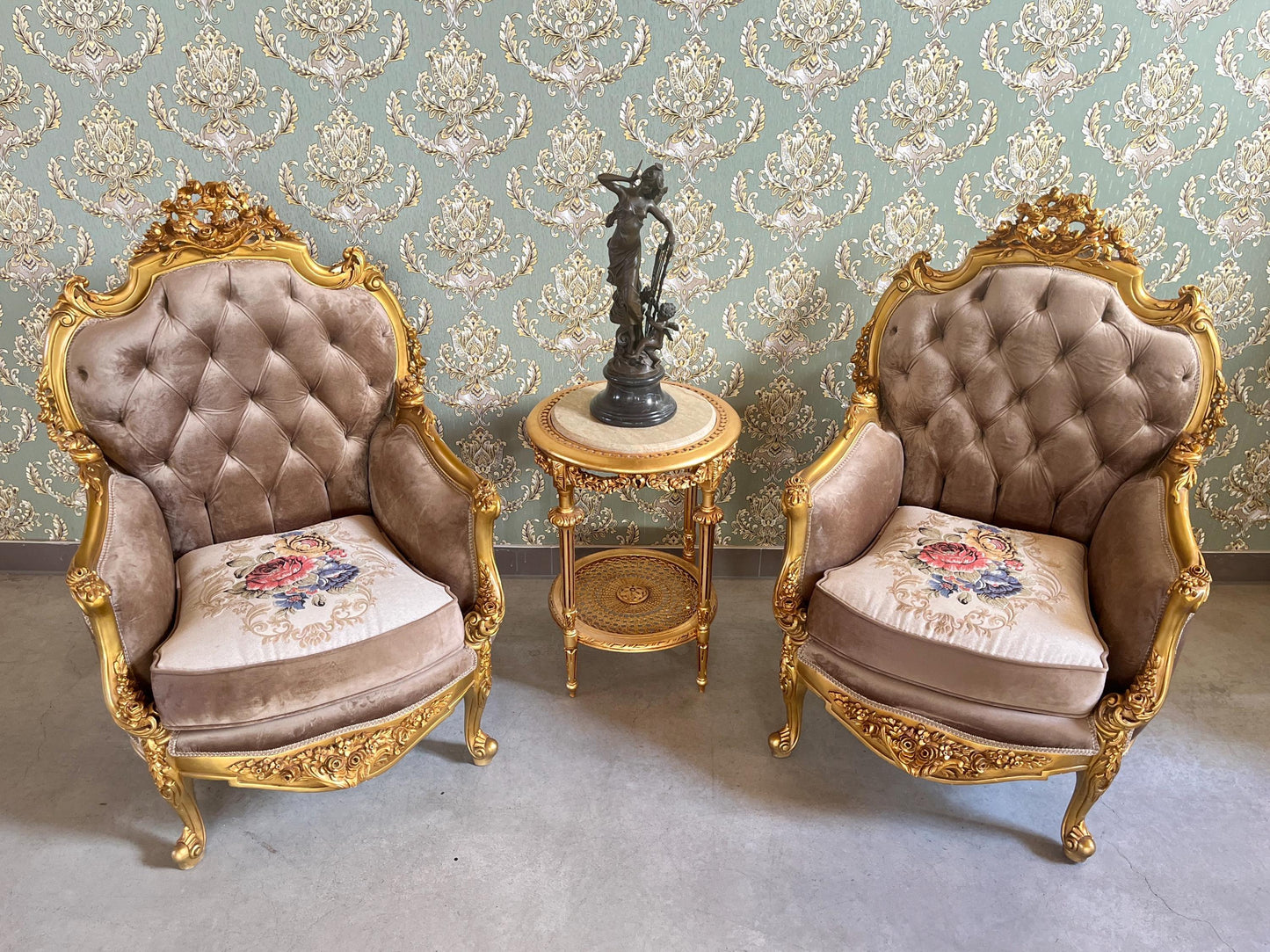 Armchair Table Set Deluxe Antique Style in Gold Finish Royal Style Chairs and Table Baroque Rococo Style Chair Set for Hotel Lobby Decor