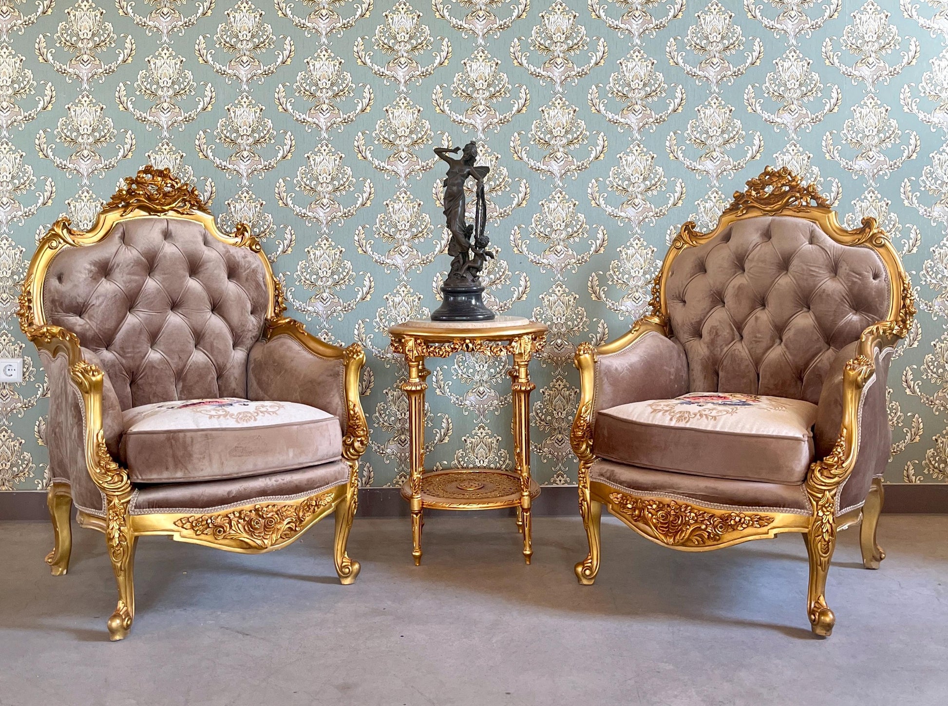 Armchair Table Set Deluxe Antique Style in Gold Finish Royal Style Chairs and Table Baroque Rococo Style Chair Set for Hotel Lobby Decor