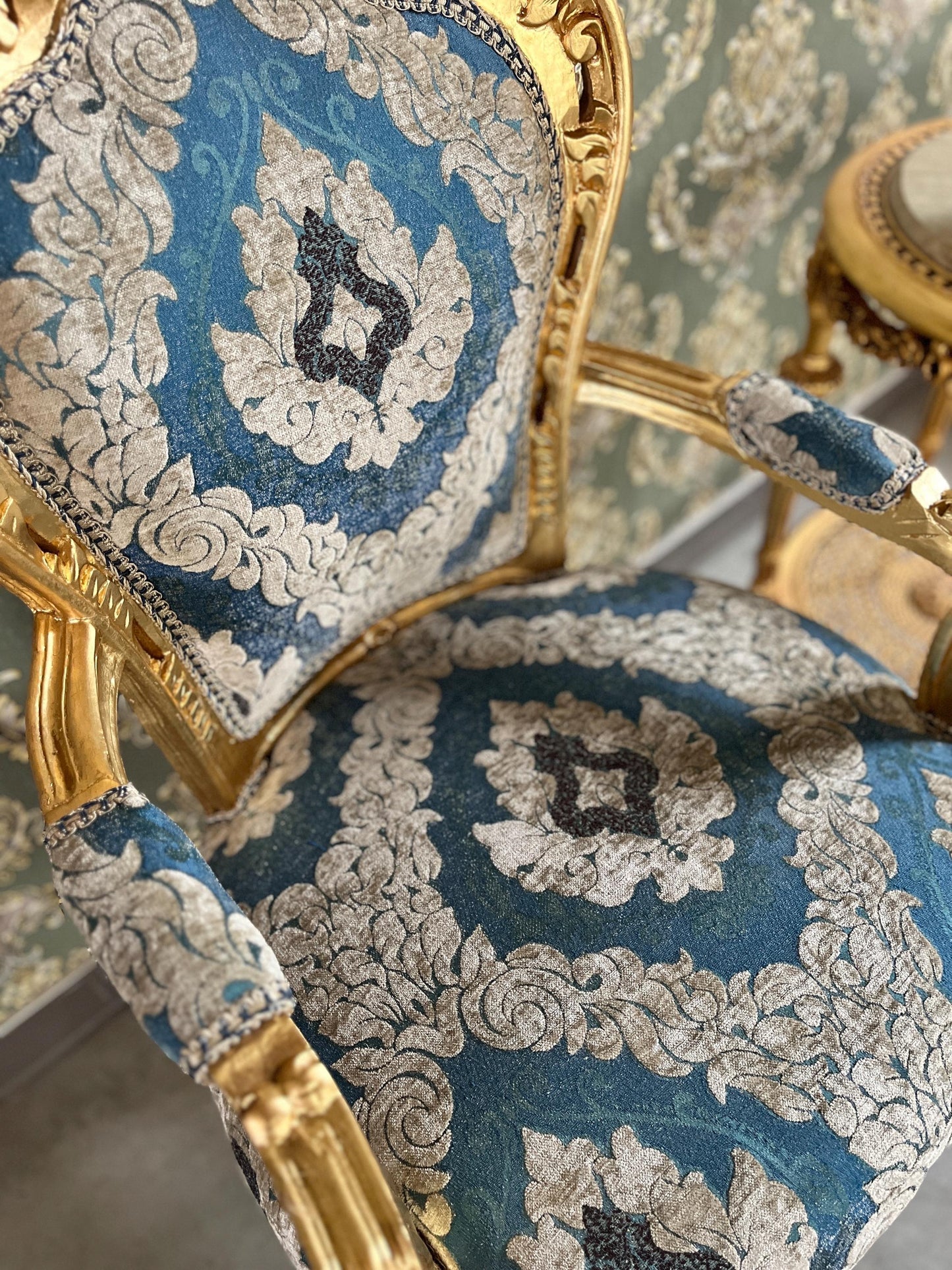 Accent Armchair Louis XV Style Velvet Chair Retro Baroque Rococo Style Armchair in Green Velvet Pattern for Home Decor for Store Display