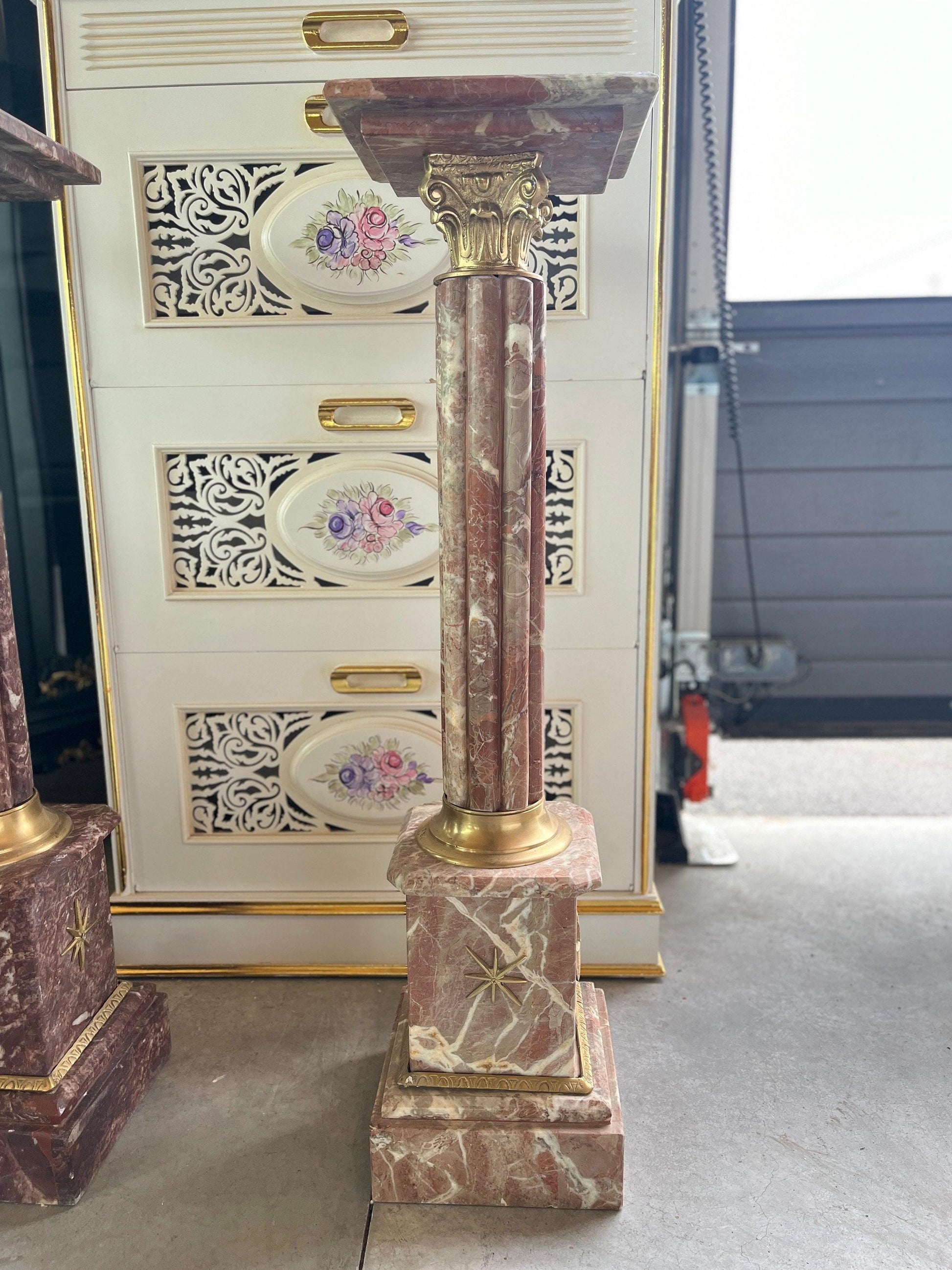 Marble Pillar Deluxe Baroque Style with Brass Decor Marble Column for Theater Decoration for TV Display Setting Film Shooting or Hotel Decor