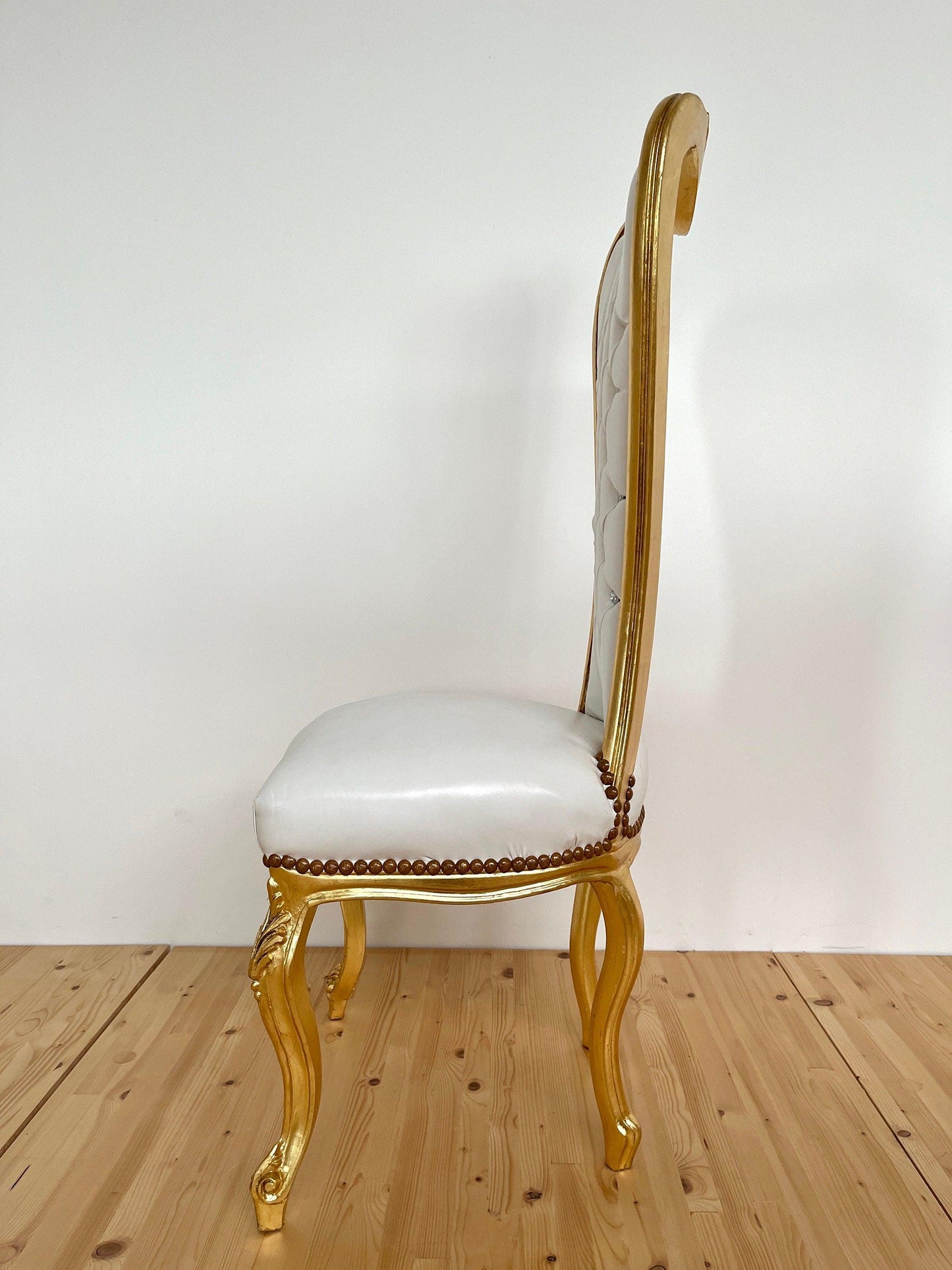 Tall Chair Nostalgic Baroque Style Xmas Decor Chair in Gold Finish Red Velvet Beige Velvet White Color for Holiday Party Event Home Decor