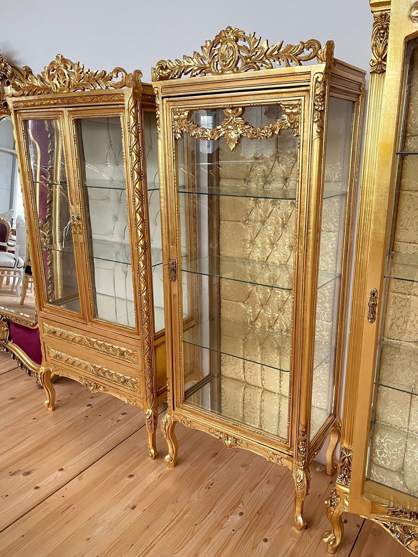 Display Cabinet French Louis XV Style Showcase Antique Style Reproduction in Gold Finish Retro Baroque Style Display Cabinet