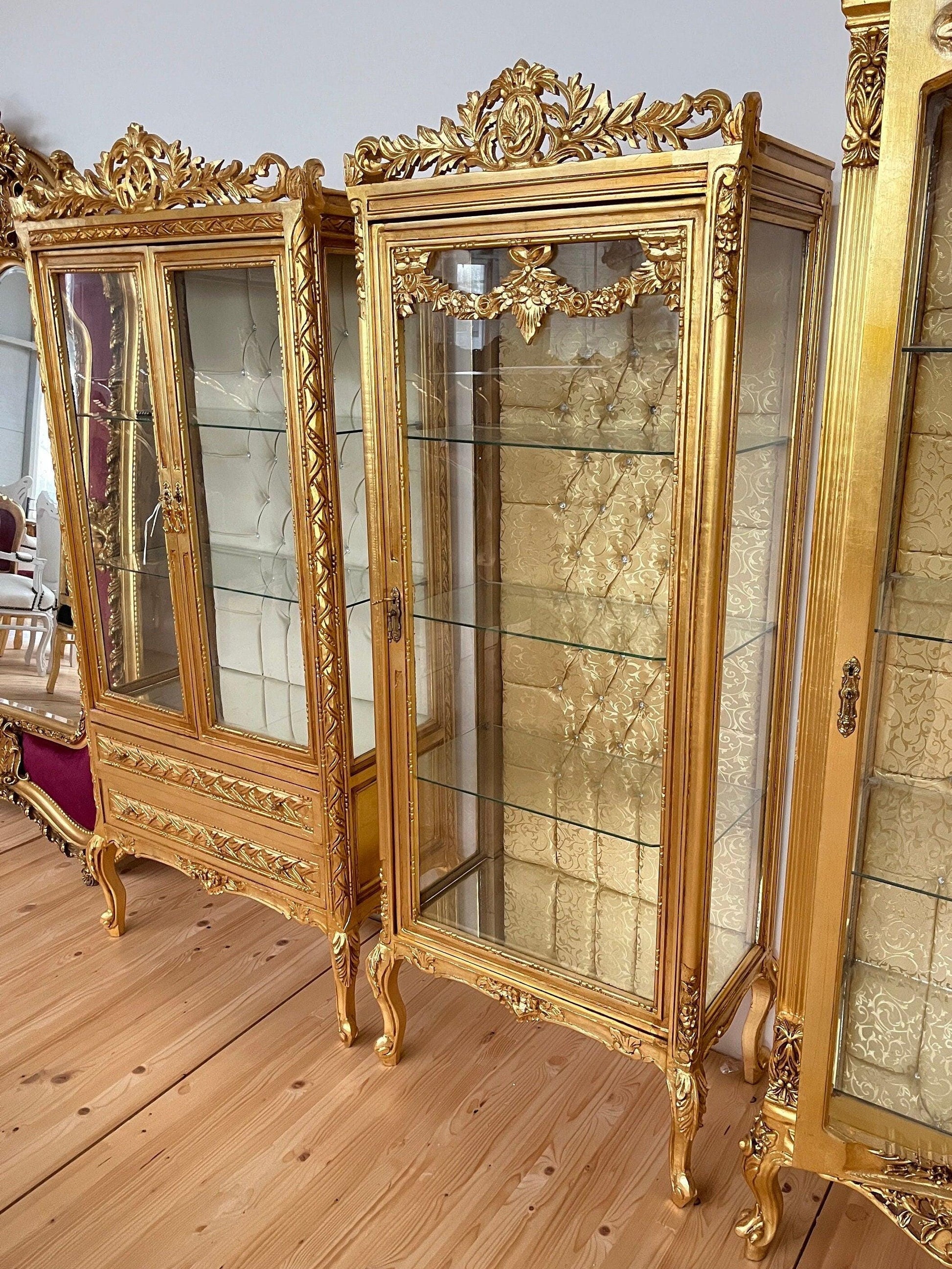Display Cabinet French Louis XV Style Showcase Antique Style Reproduction in Gold Finish Retro Baroque Style Display Cabinet