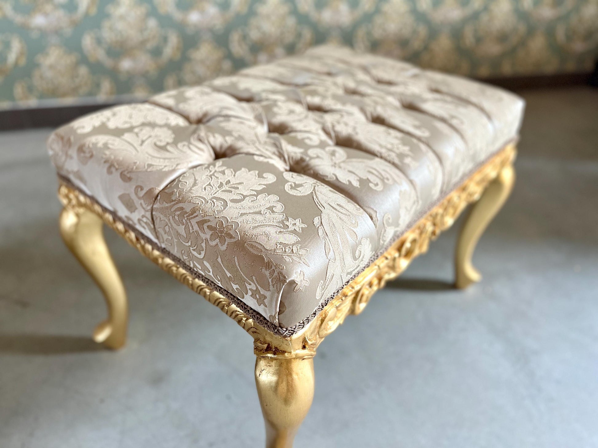 Small Square Bench Retro Baroque Rococo Style Ottoman in Beige Colour Flower Pattern Jacquard Damask in Gold Finish for Home Deco Xmas Gift