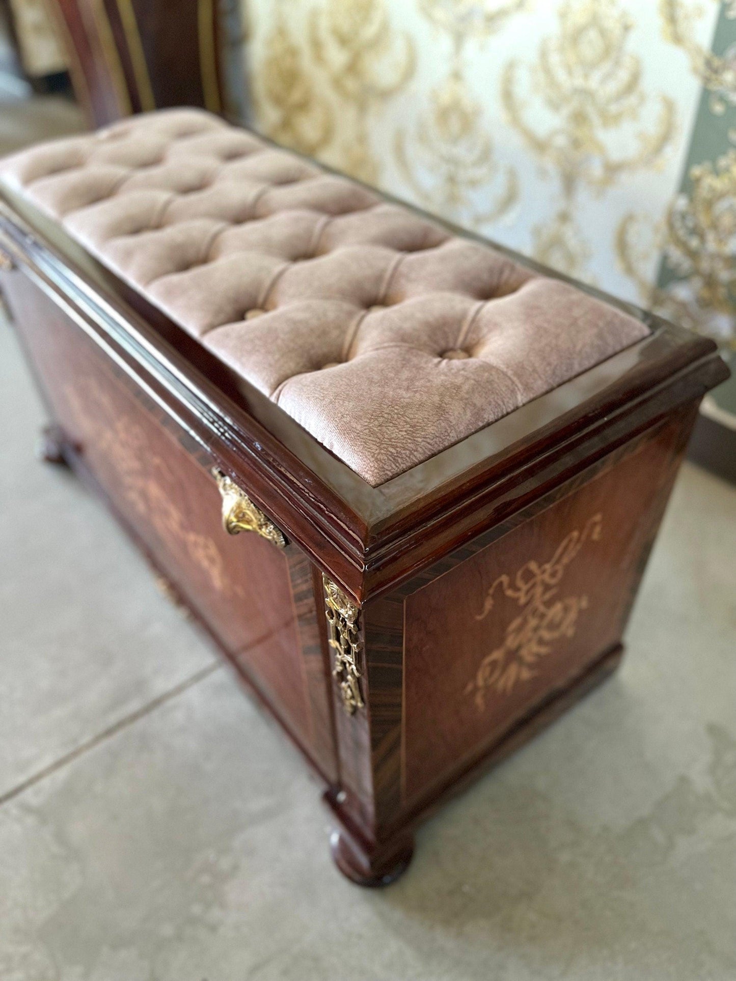 Barocker Schuhschrank im Antik-Stil - handgefertigt/ Shoe Cabinet French Baroque Seated Cabinet Red Velvet Seated Shoe Side Board Home Decor