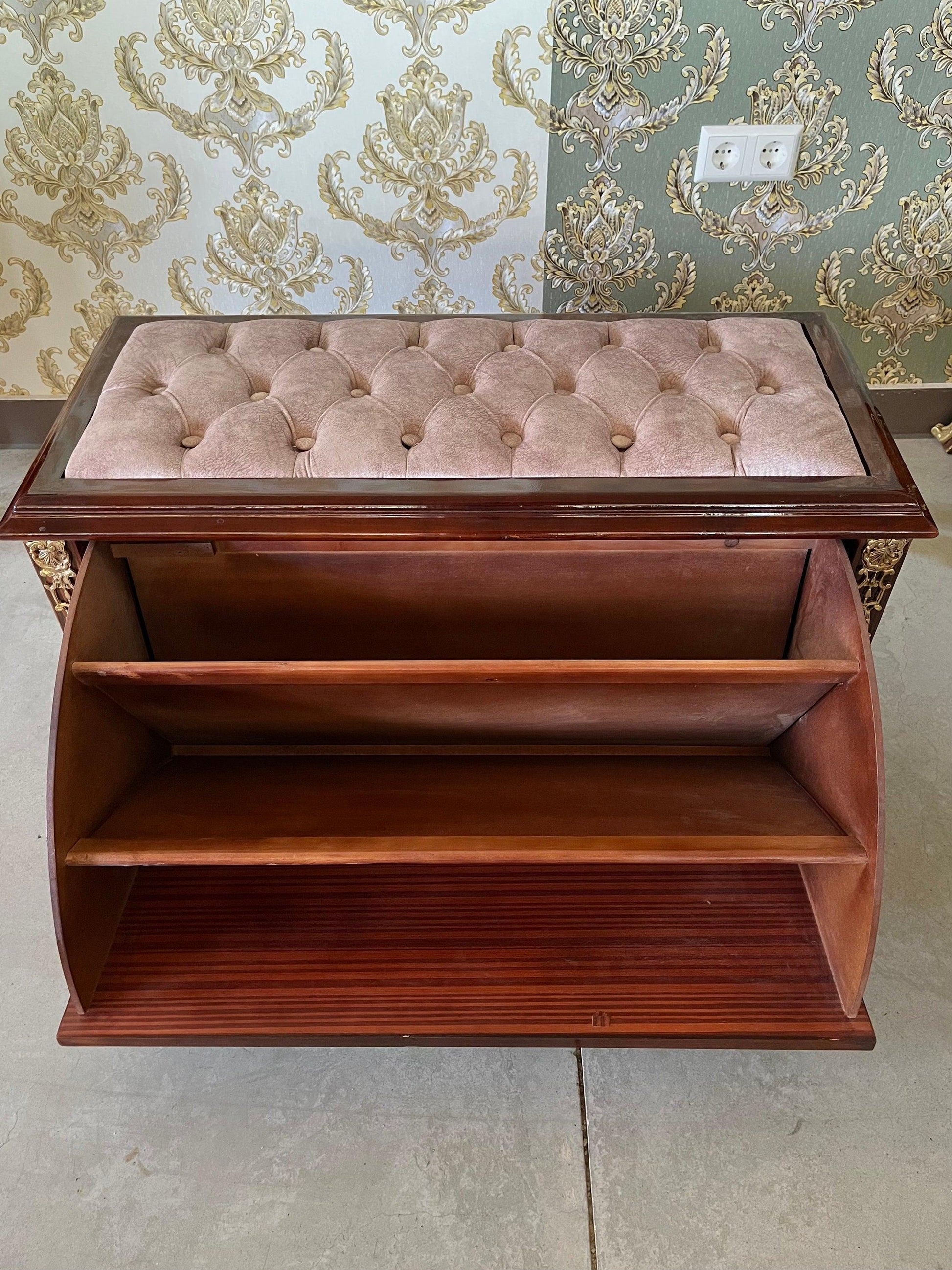Barocker Schuhschrank im Antik-Stil - handgefertigt/ Shoe Cabinet French Baroque Seated Cabinet Red Velvet Seated Shoe Side Board Home Decor
