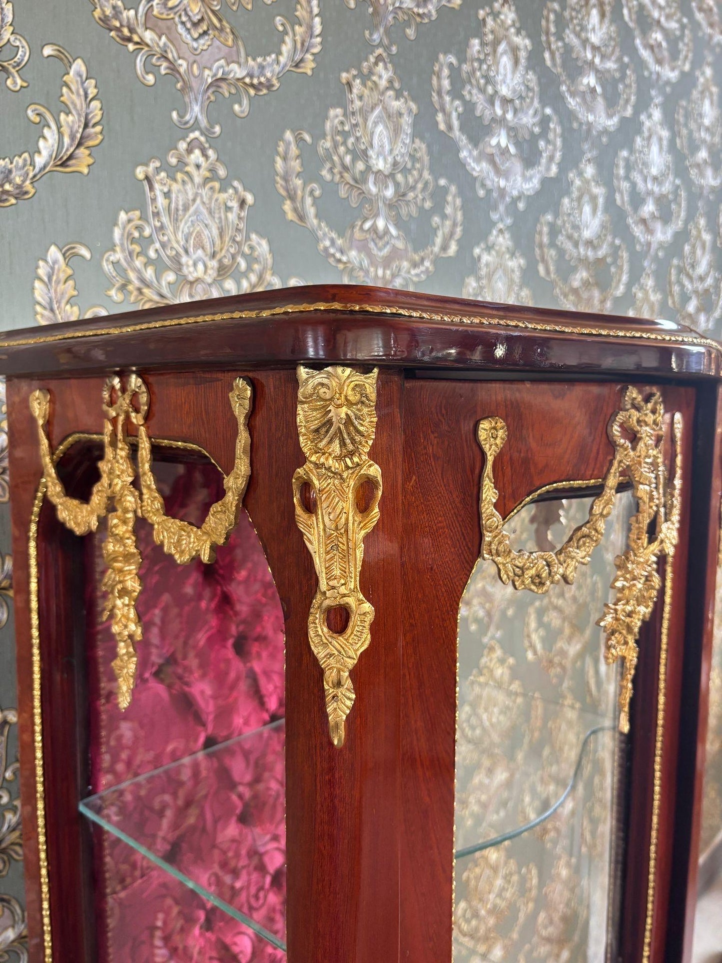 Wooden Display Cabinet French Antique Style Brown Showcase Retro Baroque Glass 3-Shelf Cabinet Bordeaux Fabric at Back for Home Decor