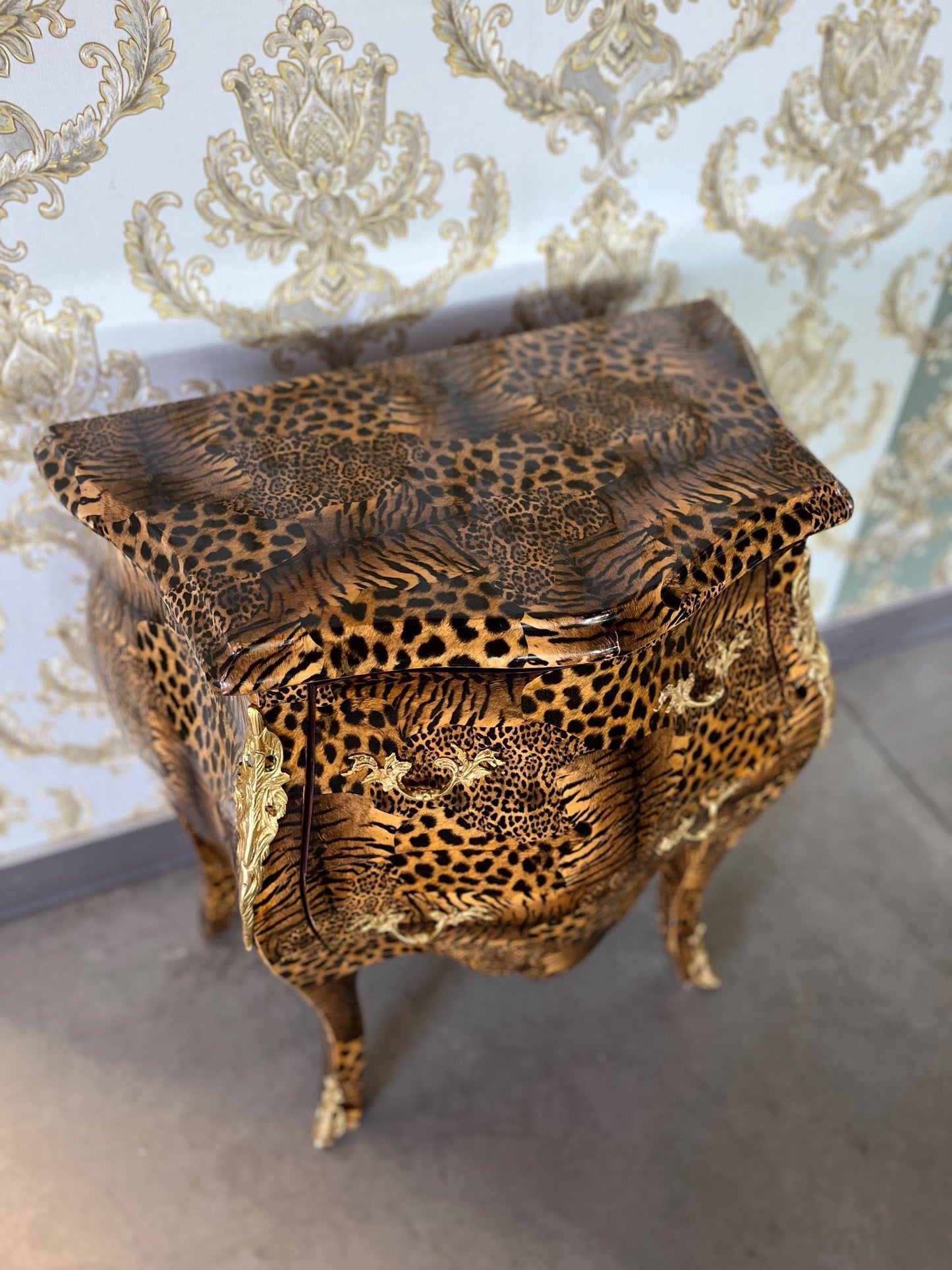 Night Stand French Louis Style in Tiger Animal Print Bedside Table Rococo Style Brass Ornaments Inlaid 2 drawers for Bedroom Home Decor