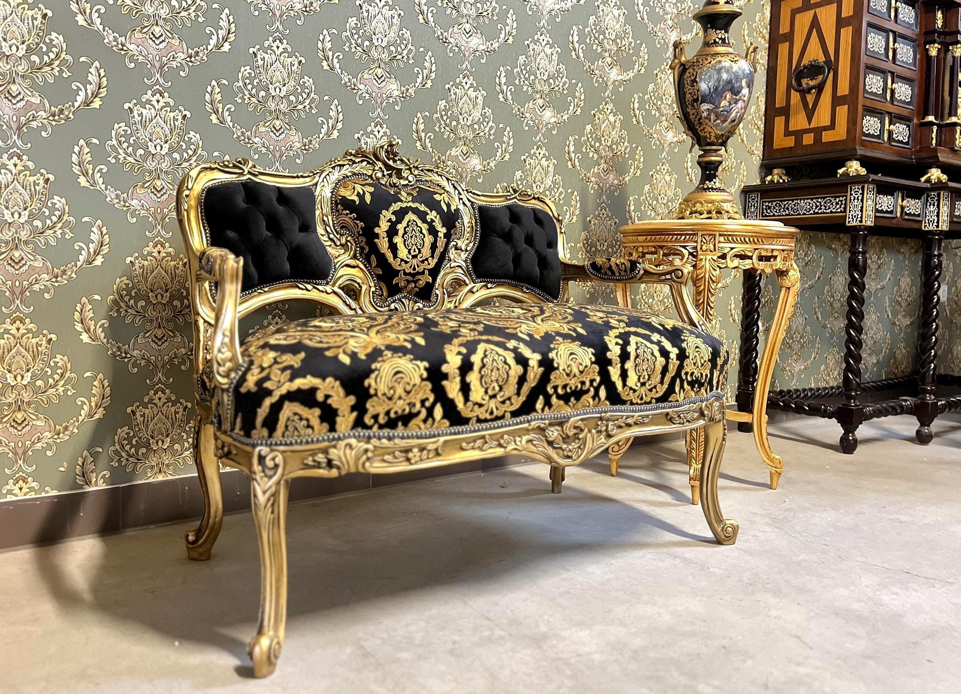 Love Seat Luxury Style 2-Seater Sofa in Black Gold Floral Damask Nostalgic Baroque Rococo Style Handmade Couch for Lounge Room Home Decor