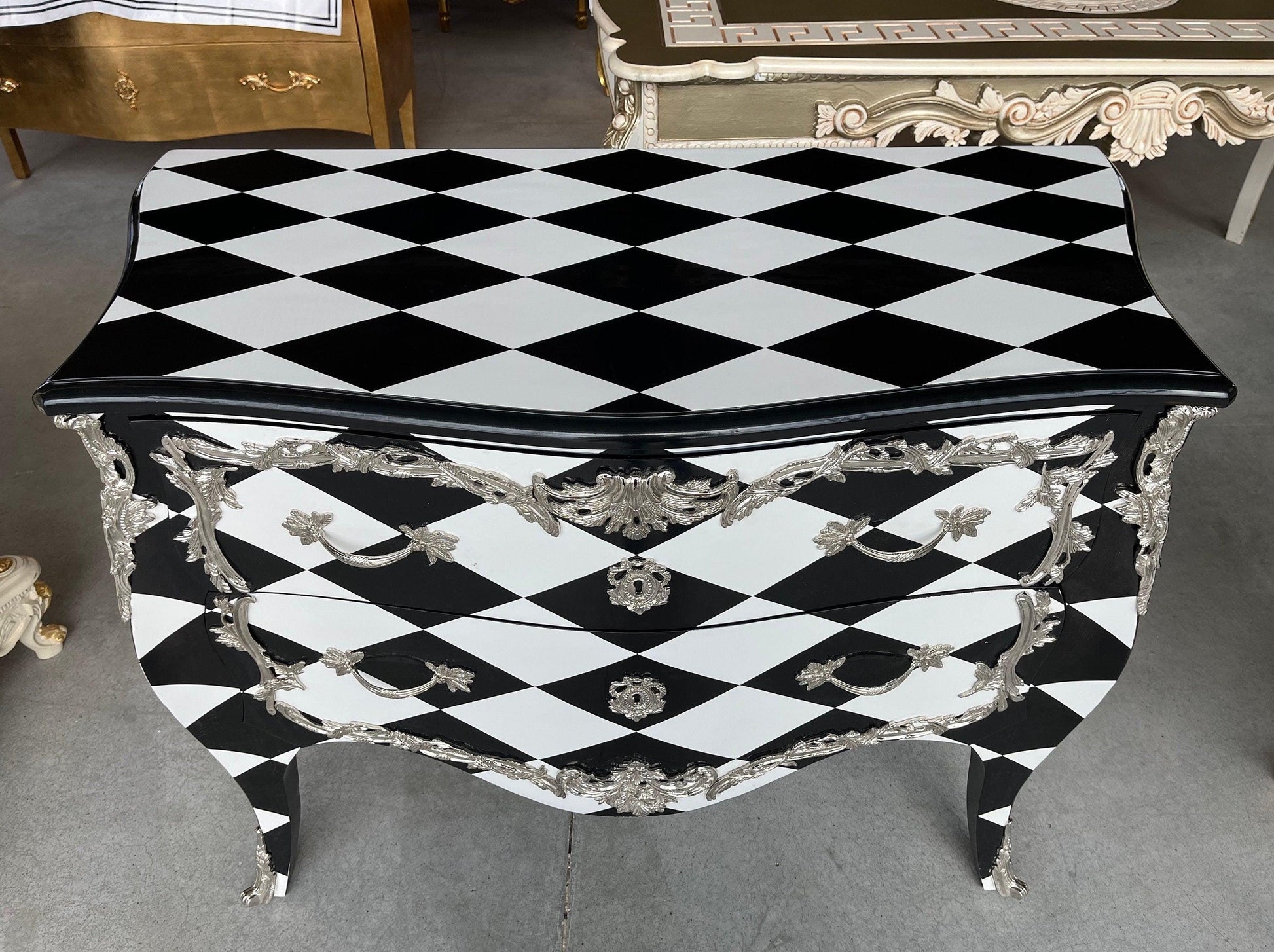 Chest of Drawer Louis XV Style Dresser in Black Diamond Print Chest of Drawer Retro Baroque Style with Brass Ornaments for Bedroom Decor