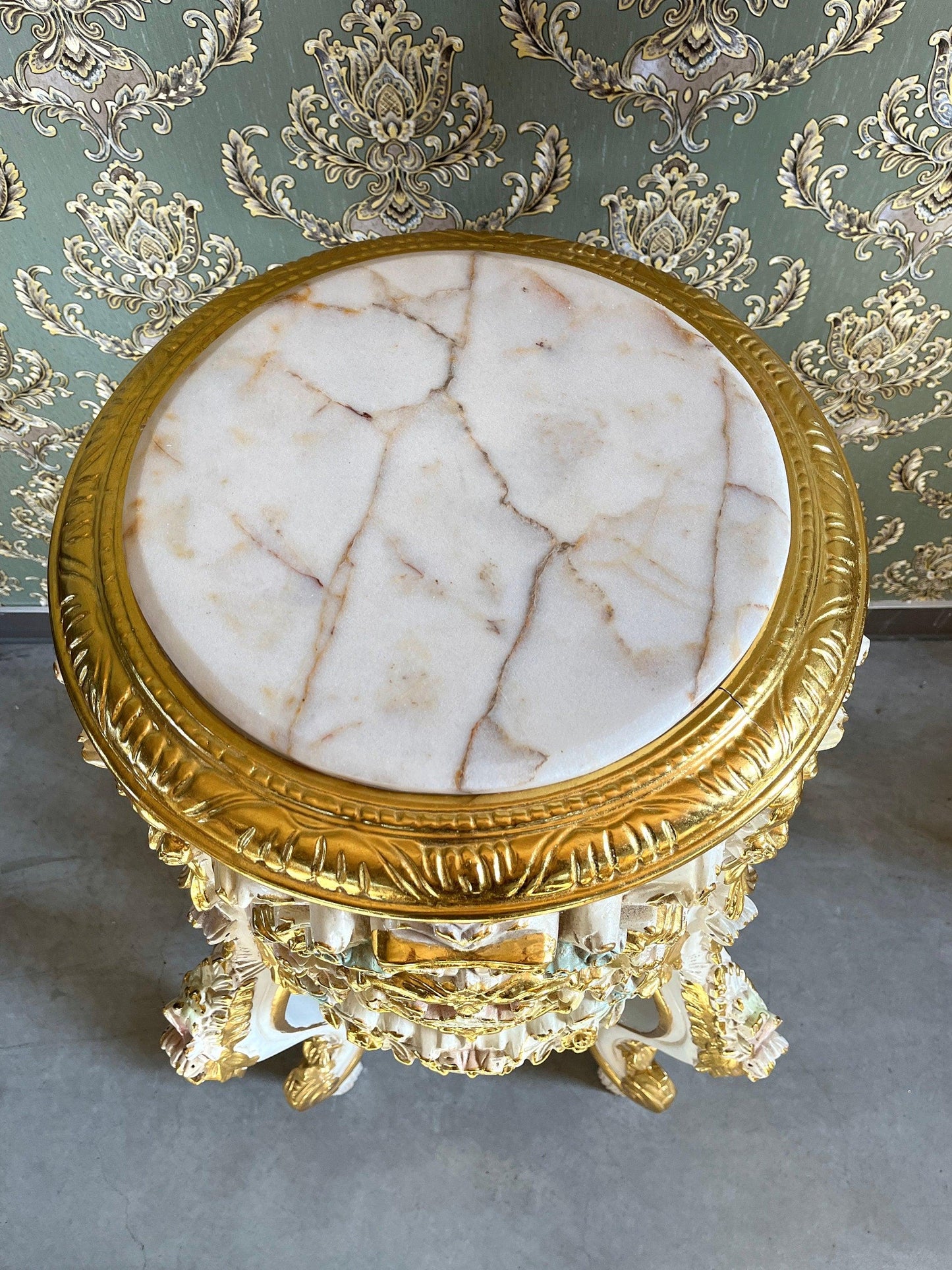 Deluxe Column White Color French Baroque Style with Marble Slab Top Royal Home Decor Column in Gold Finish for Home