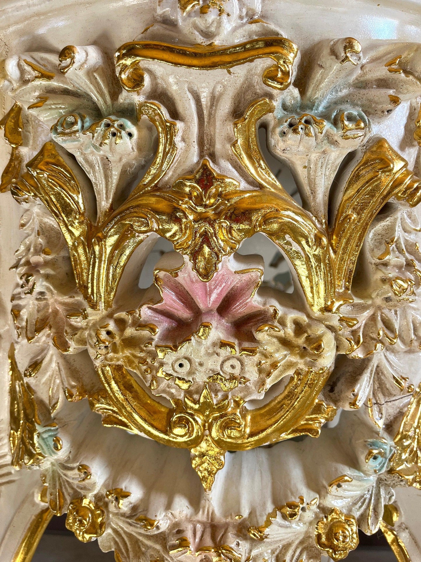 Deluxe Column White Color French Baroque Style with Marble Slab Top Royal Home Decor Column in Gold Finish for Home