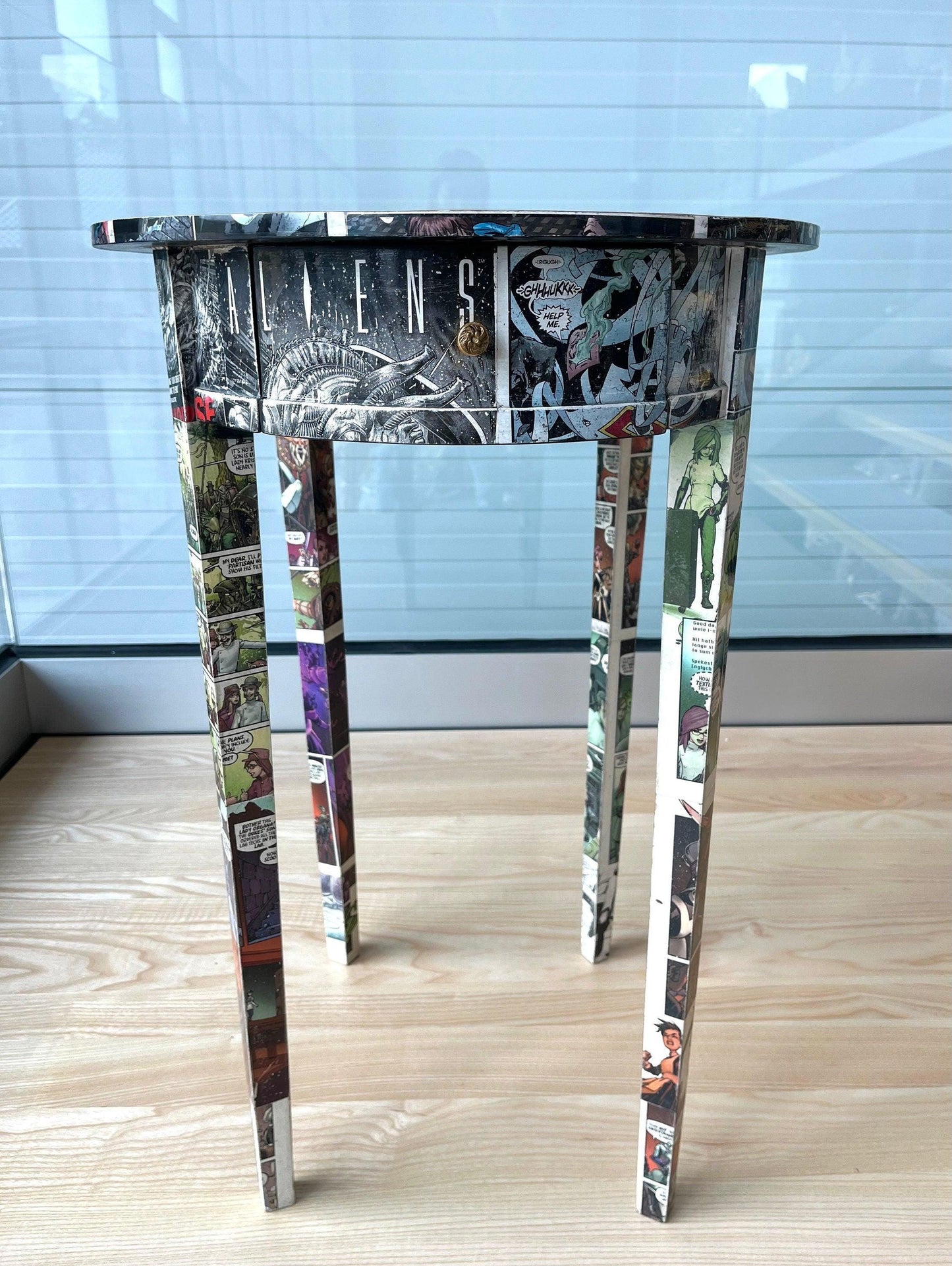 Ovaler Beistelltisch Tee-Café-Tisch mit Cartoon Print / Oval Side Table in Cartoon POP-UP