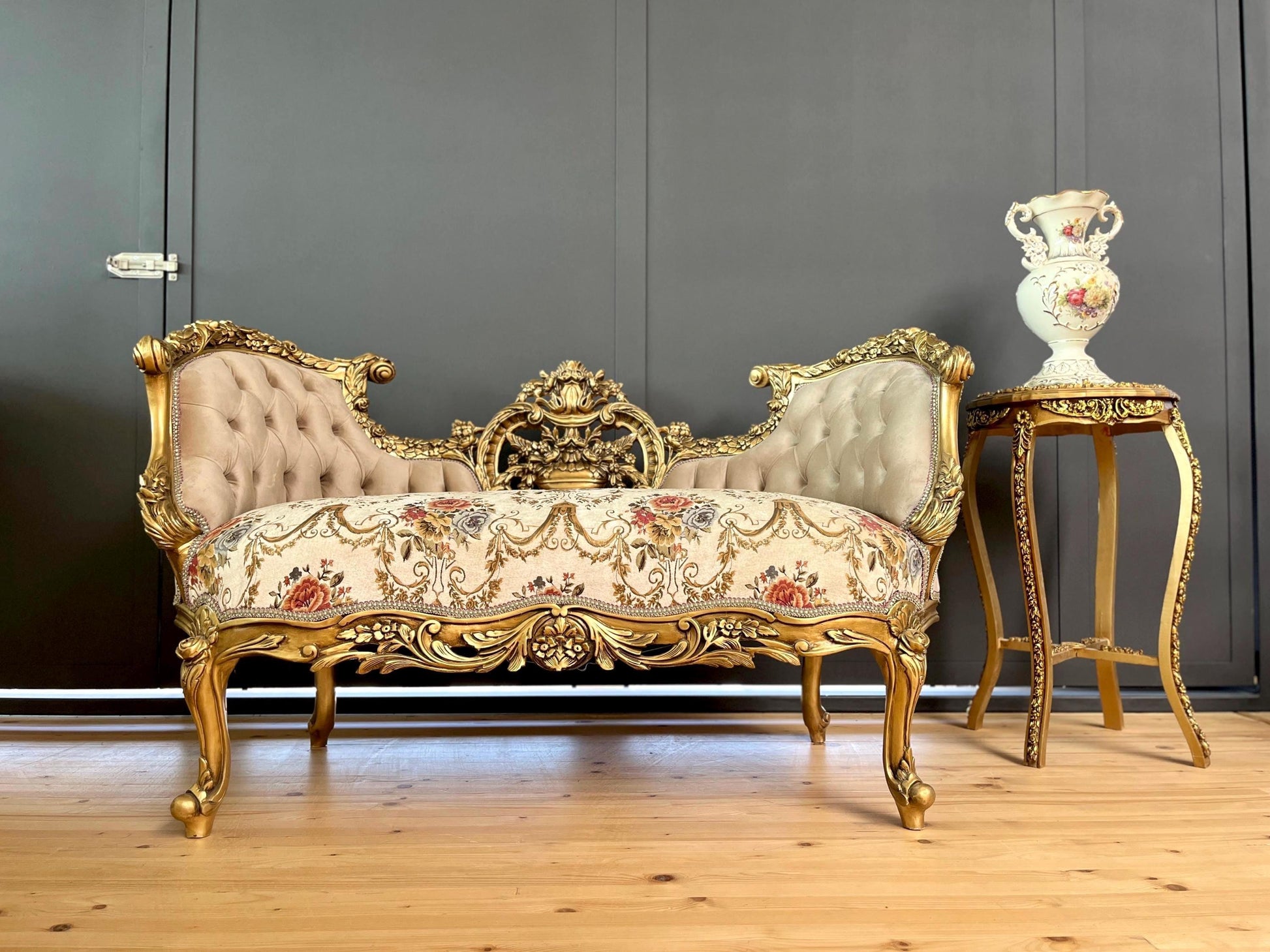 Deluxe Love Seat Royal Baroque Style Bench Light Brown Flower Pattern Antique Style Couch in Gold Finish for Lounge Room Sofa Home Decor