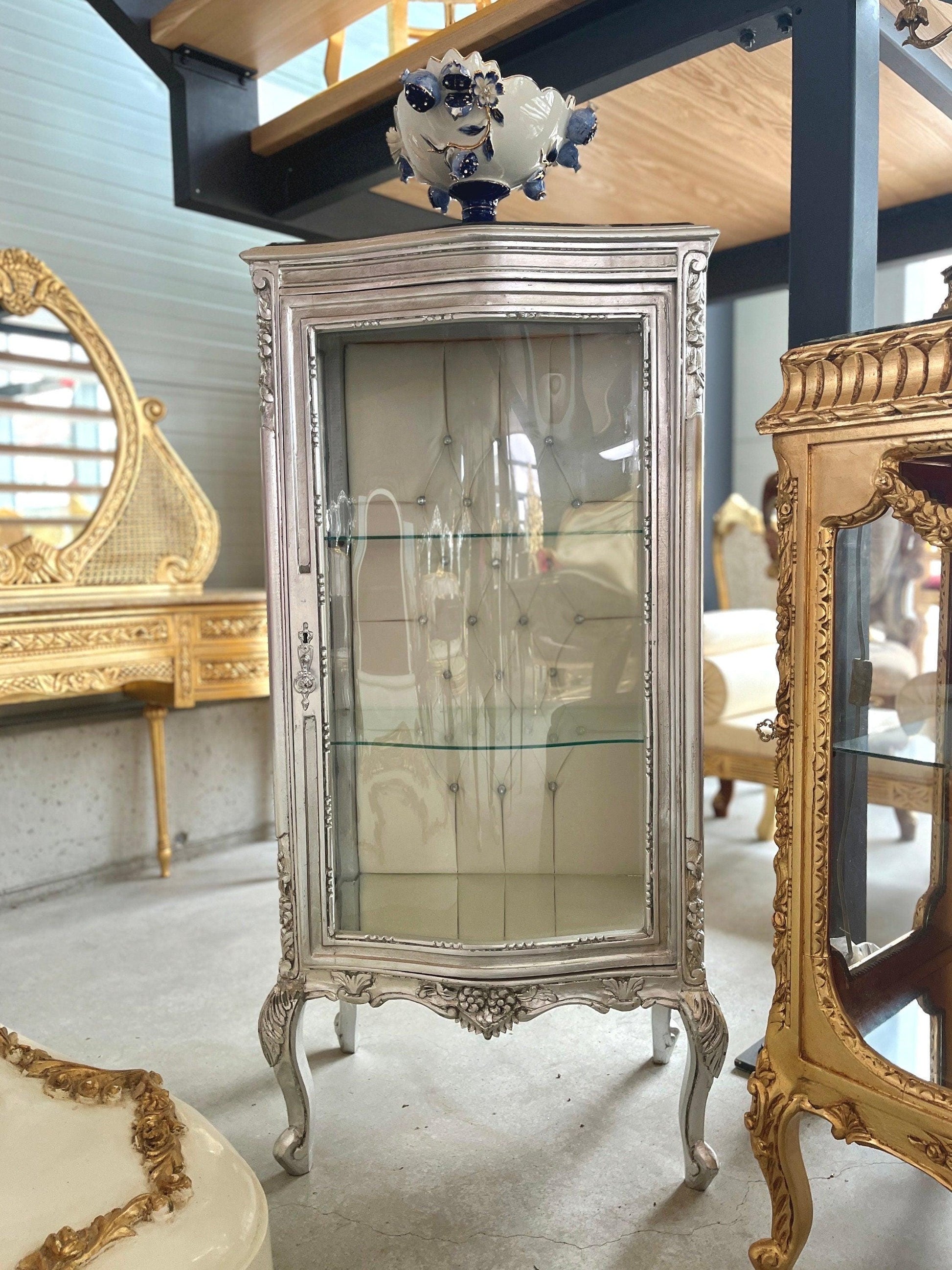 Display Cabinet French Louis Style in Gold Finish Glass Wooden Showcase Retro Baroque Style in Sliver Finish Home Decoration for Living Room