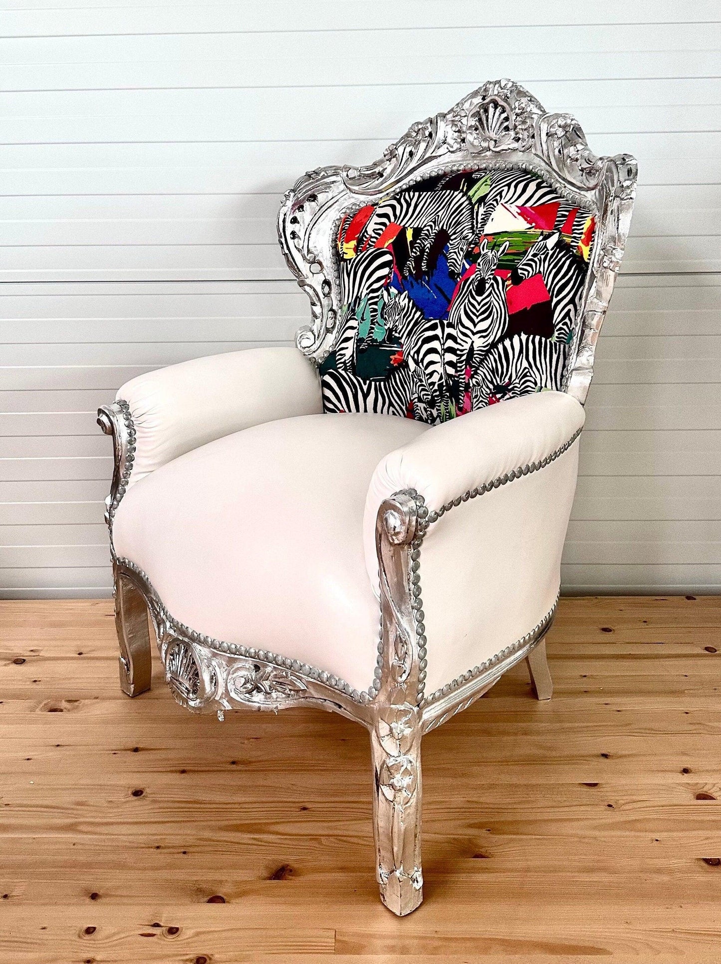 Französischer Barocksessel im Recoco-Stil/ Armchair French Baroque Recoco Style in Silver Finish & Colorful Safari Zebra Print