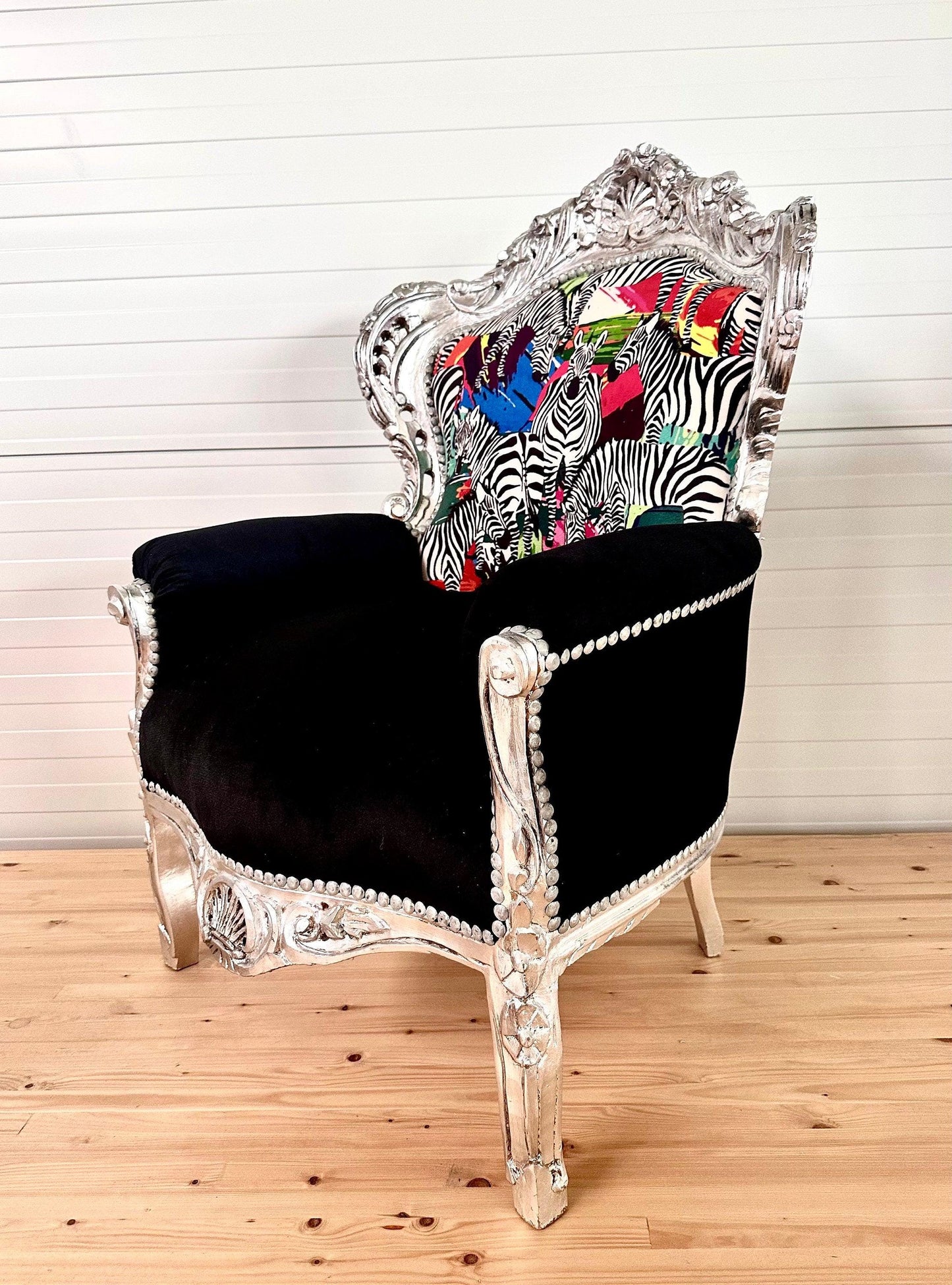 Französischer Barocksessel im Recoco-Stil/ Armchair French Baroque Recoco Style in Silver Finish & Colorful Safari Zebra Print