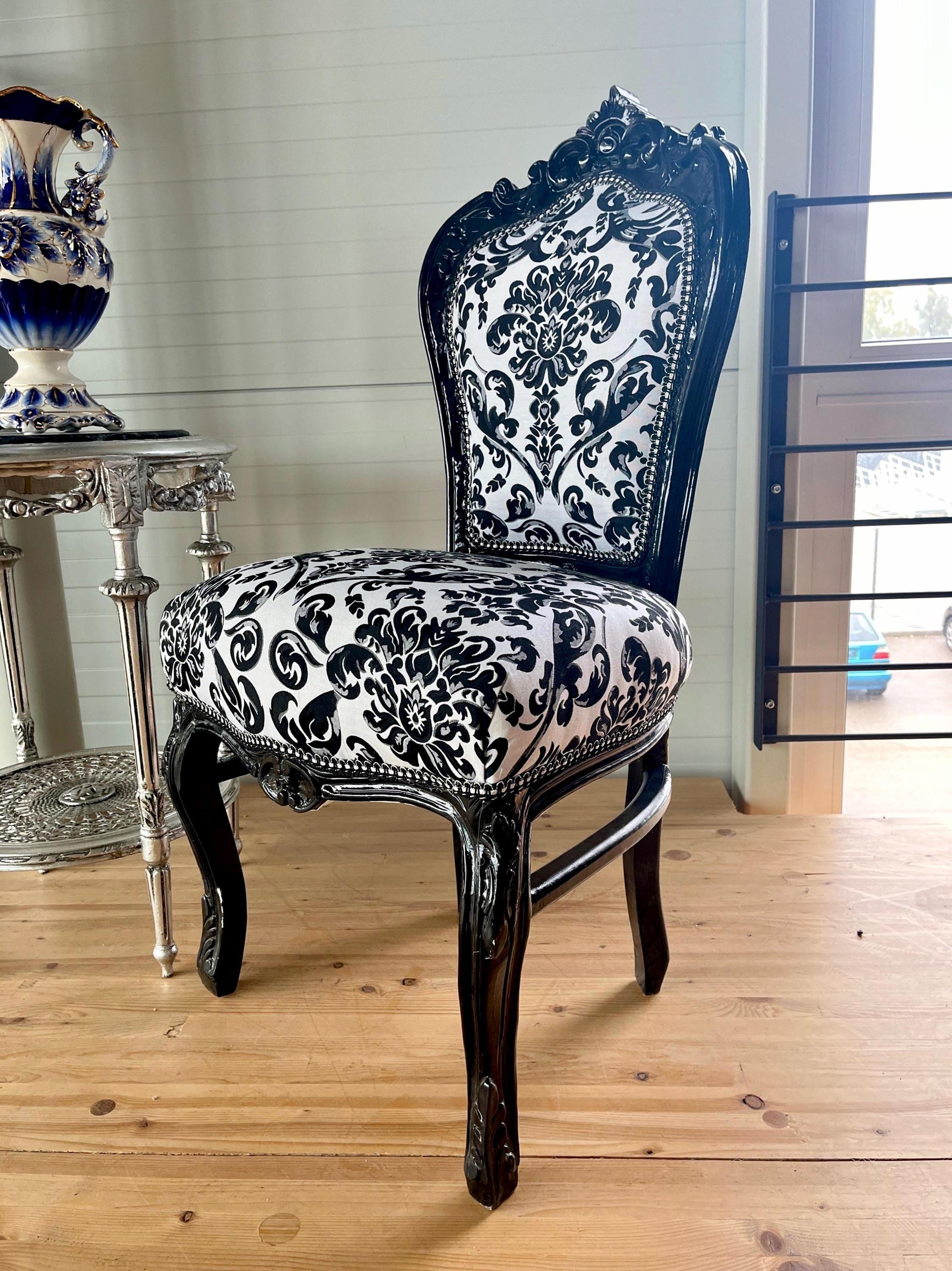 Französischer Stuhl im Louis-Barock-Rokoko-Stil/ Accent Chair French Louis Baroque Rococo Antique Style Dining Chair in Black Finish
