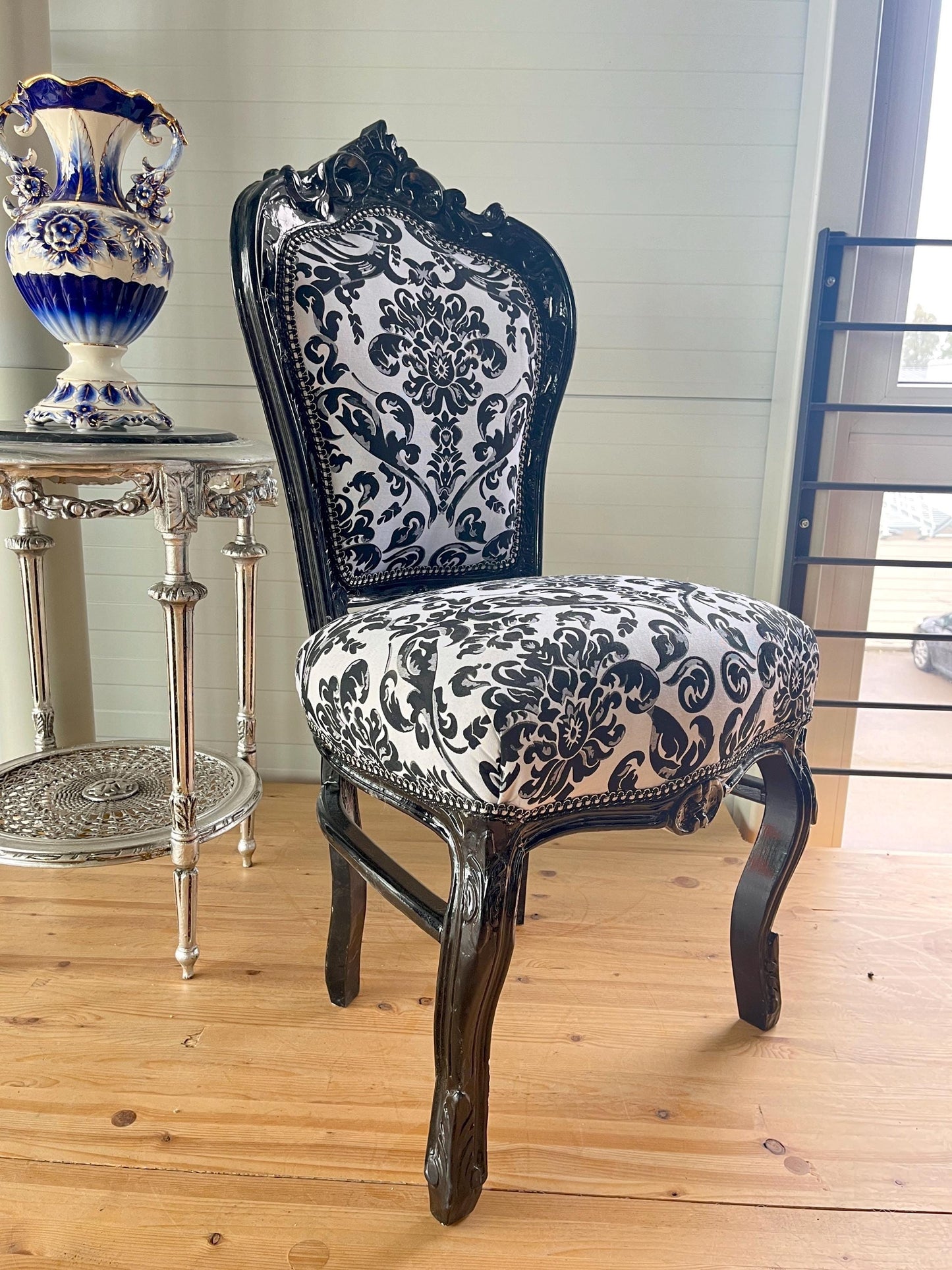 Französischer Stuhl im Louis-Barock-Rokoko-Stil/ Accent Chair French Louis Baroque Rococo Antique Style Dining Chair in Black Finish