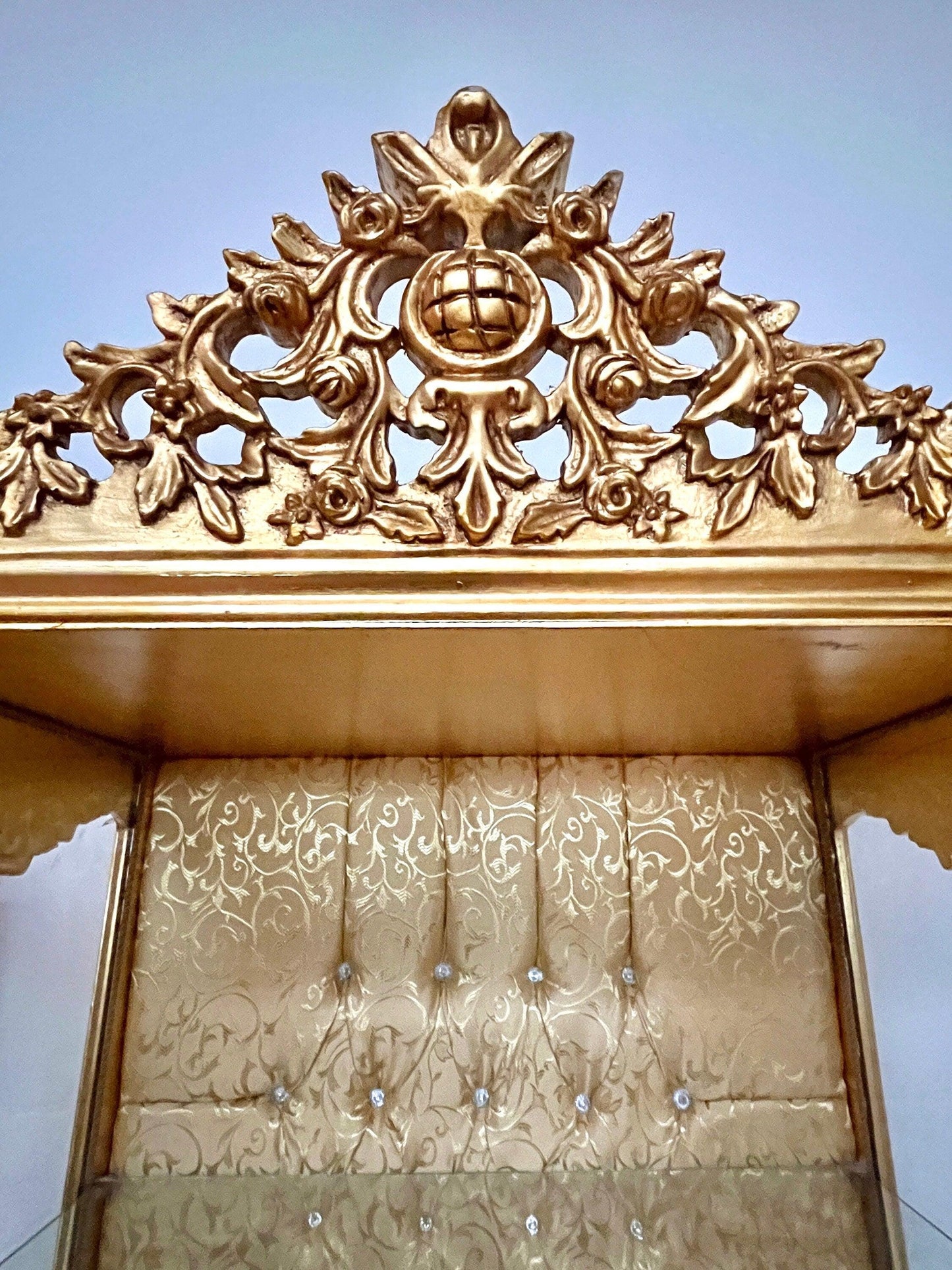 Display Cabinet Royal French Baroque Style Showcase in Reproduction in Gold Finish Antique Style Display Cabinet