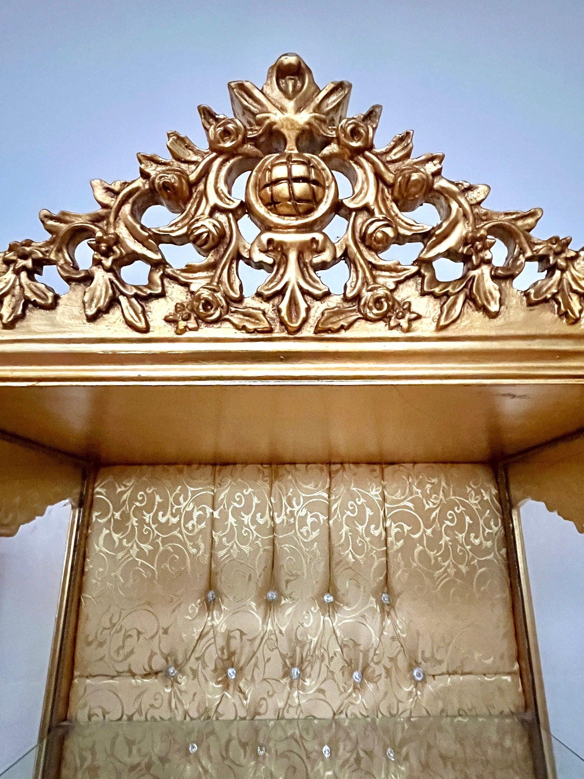 Display Cabinet Royal French Baroque Style Showcase in Reproduction in Gold Finish Antique Style Display Cabinet