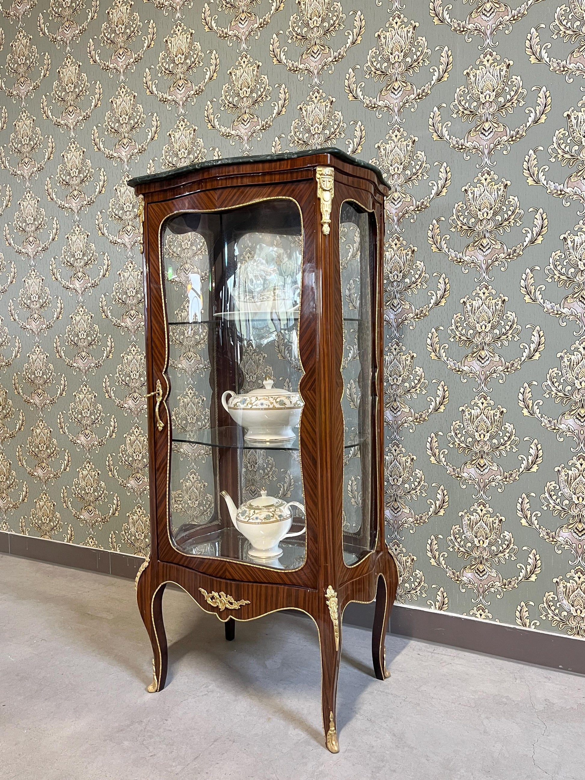 Display Cabinet Nostalgic French Louis Style Glass & Wooden Brown Showcase Retro Baroque Handmade Style for Home Decor