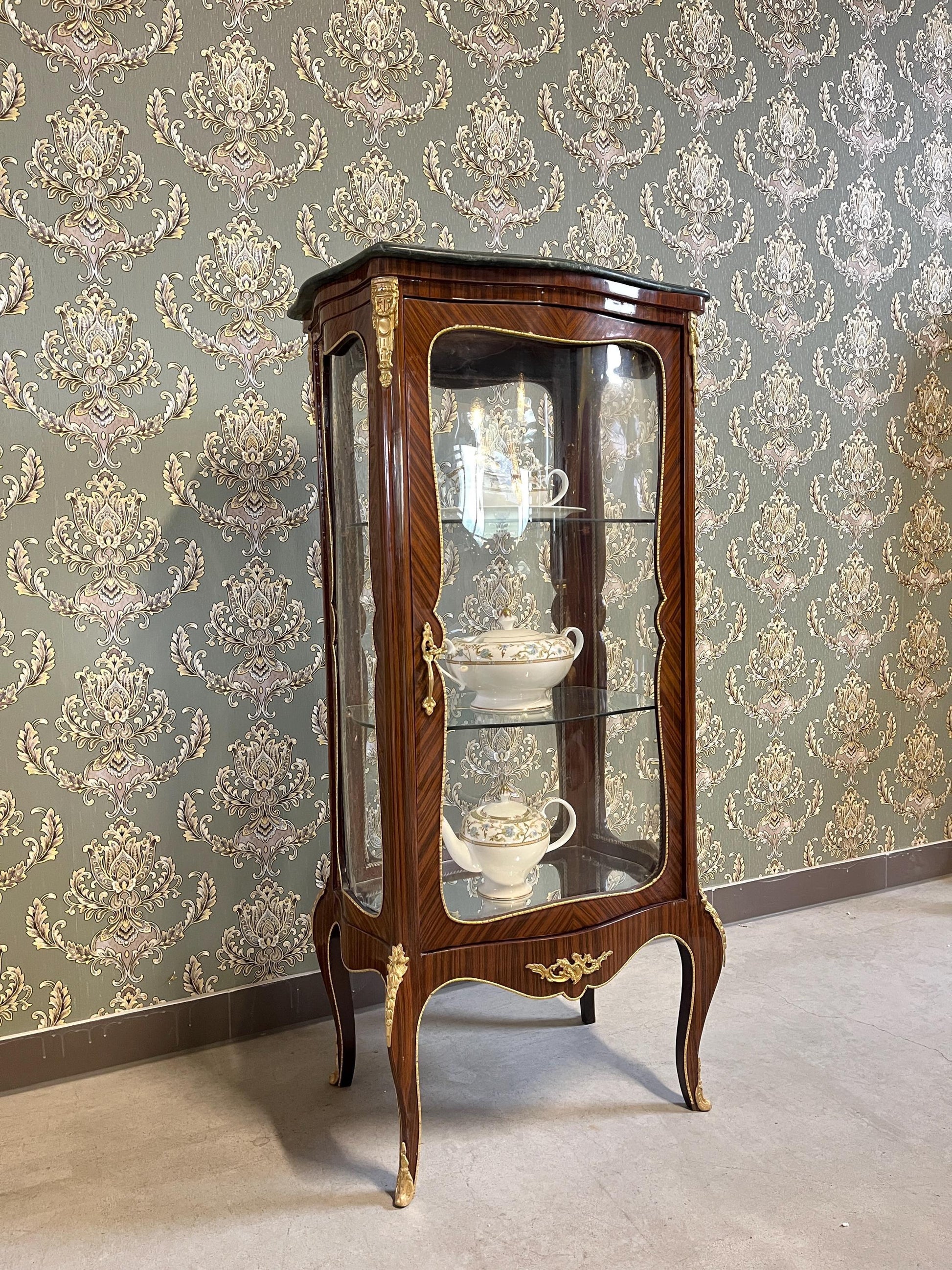 Display Cabinet Nostalgic French Louis Style Glass & Wooden Brown Showcase Retro Baroque Handmade Style for Home Decor