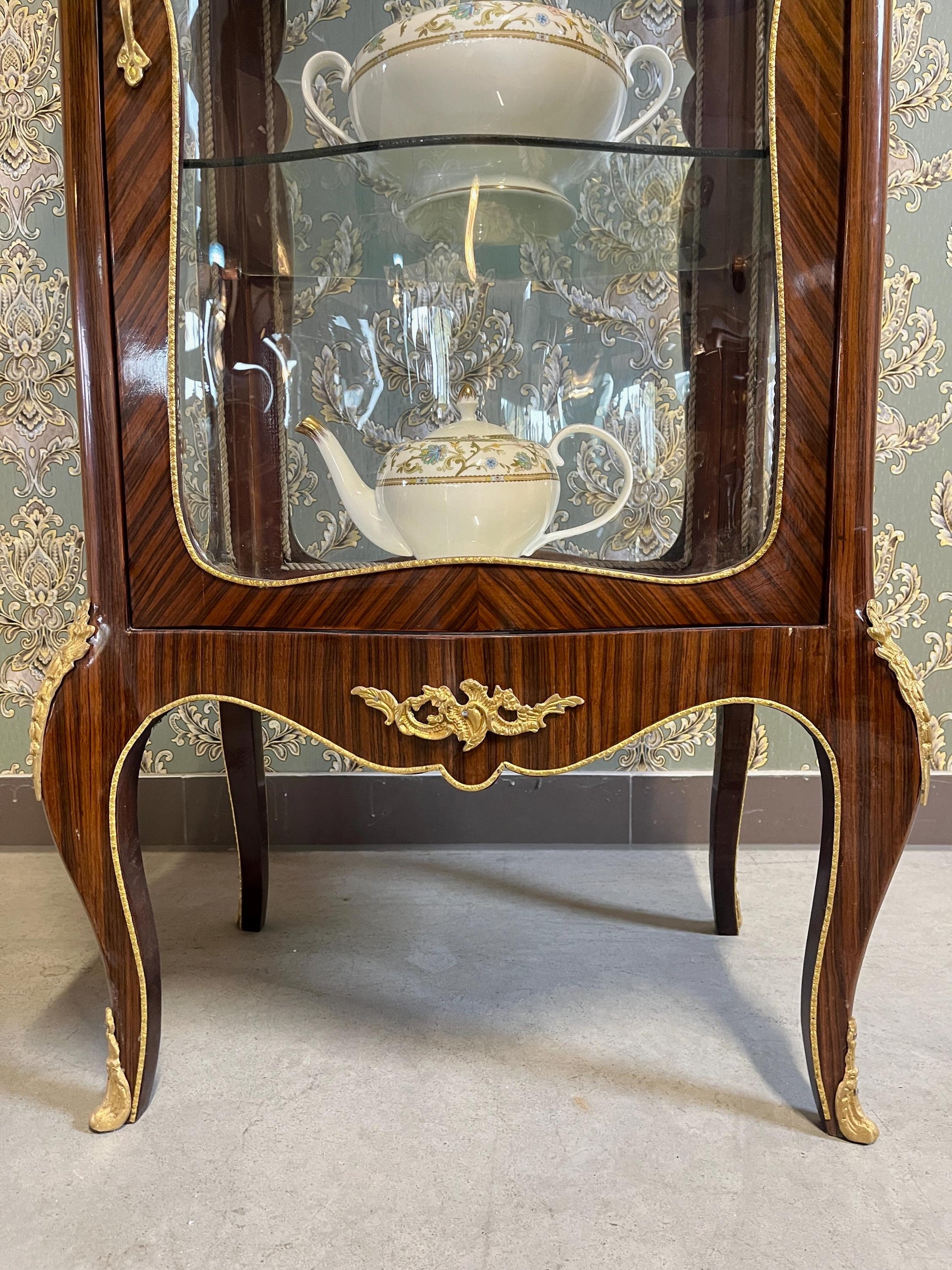 Display Cabinet Nostalgic French Louis Style Glass & Wooden Brown Showcase Retro Baroque Handmade Style for Home Decor