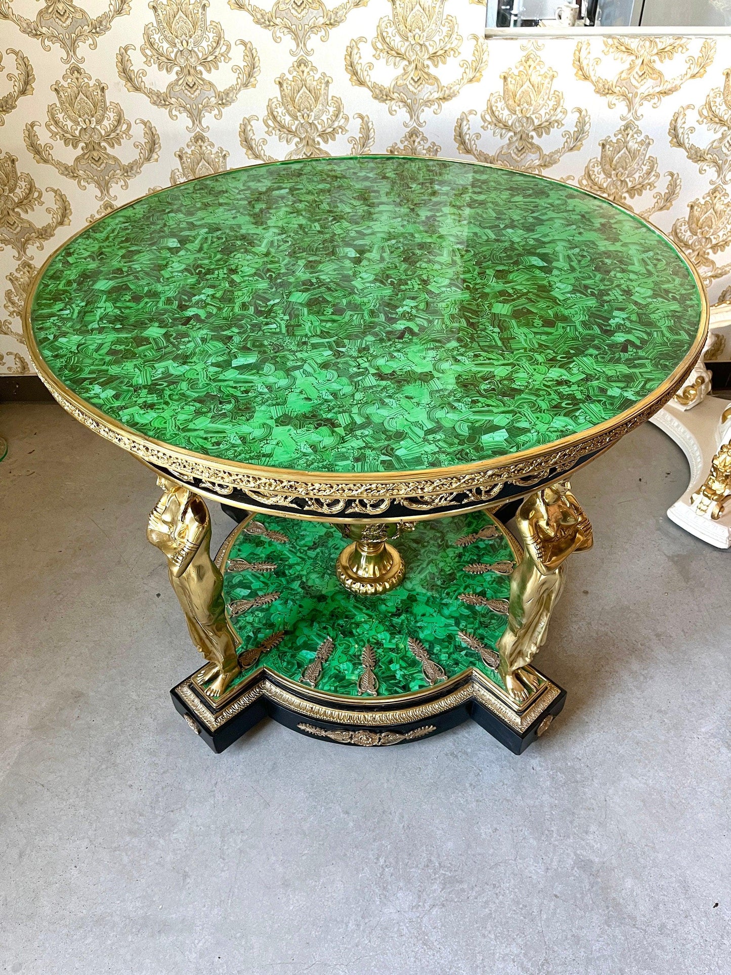 Round Table Royal Antique Style Emerald Green Table Bronze Sculpt Legs Retro Rococo Style Noble Empire Decor Table for Luxurious House
