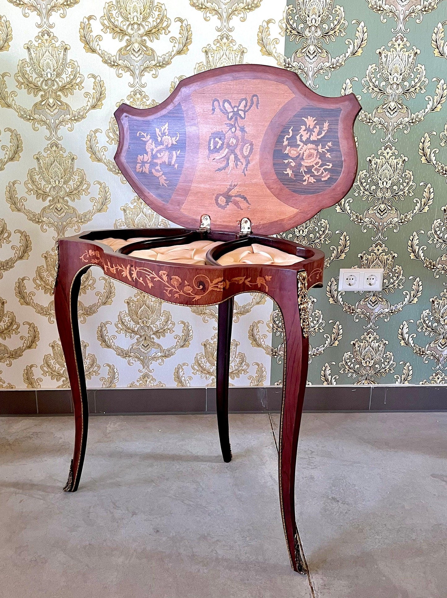 Decorative Table French Antique Look Wooden Desk Retro Baroque Style Niche Table with Cases & Bronze Ornaments for Home Decor-LIMITED ITEM