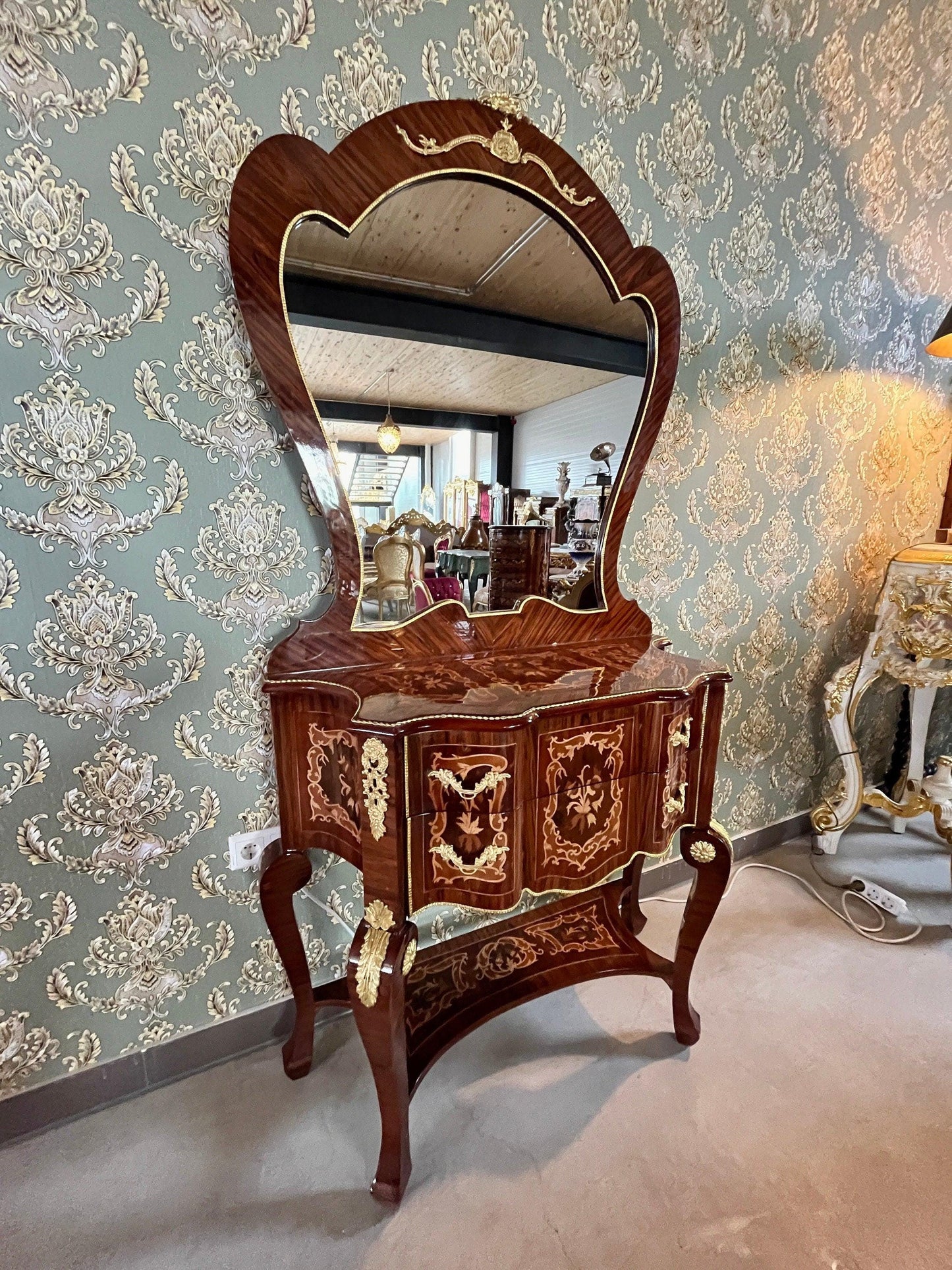 Mirror Table Console in Nostalgic Antique Style Wooden Table Mirror Console in Retro Baroque Style in Brown