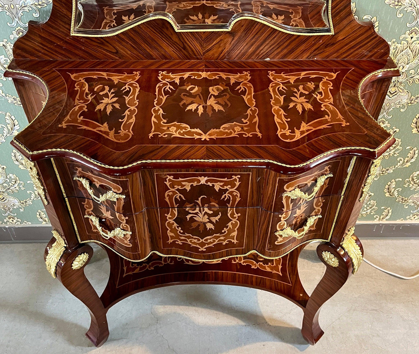 Mirror Table Console in Nostalgic Antique Style Wooden Table Mirror Console in Retro Baroque Style in Brown