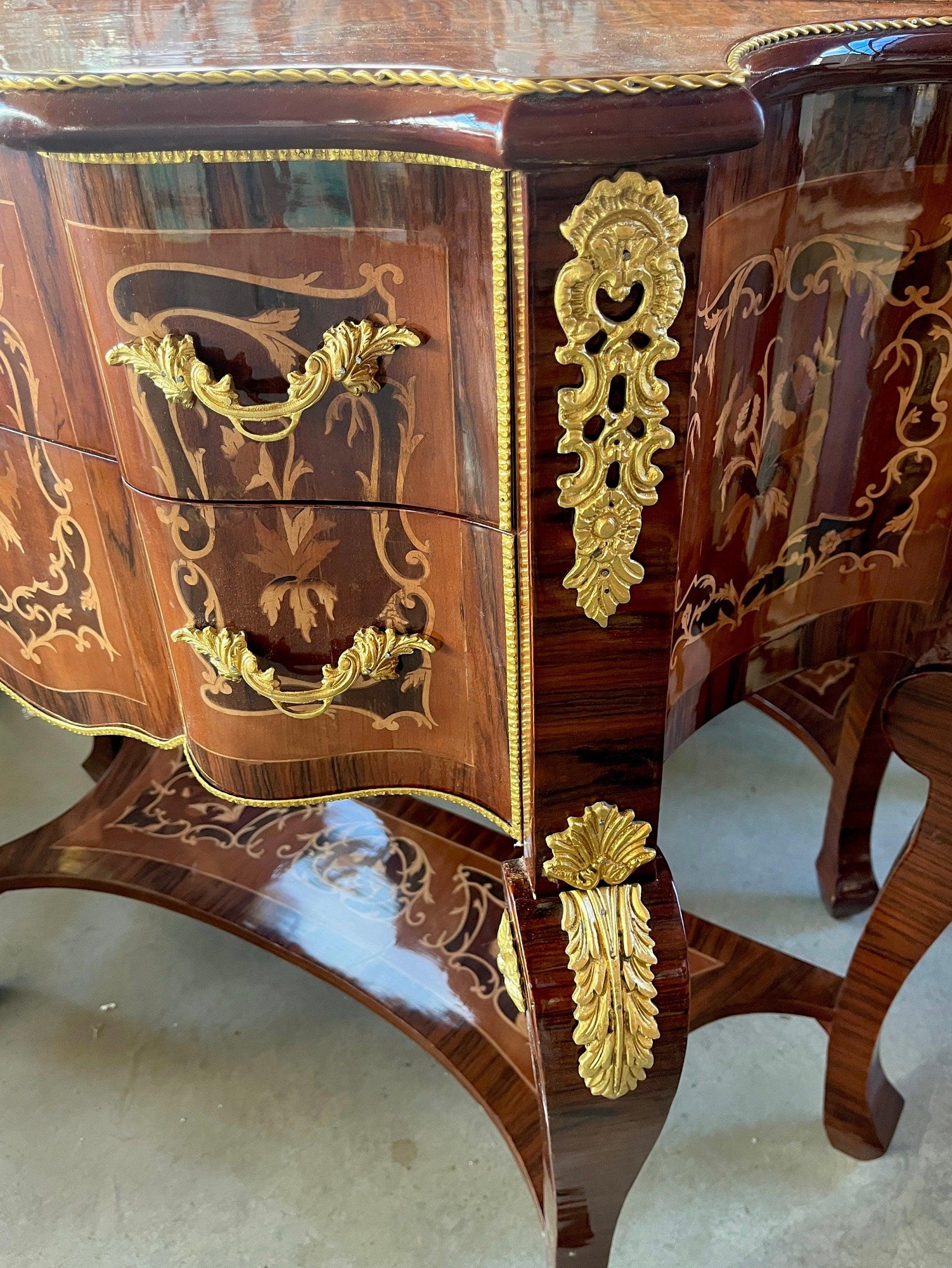 Mirror Table Console in Nostalgic Antique Style Wooden Table Mirror Console in Retro Baroque Style in Brown