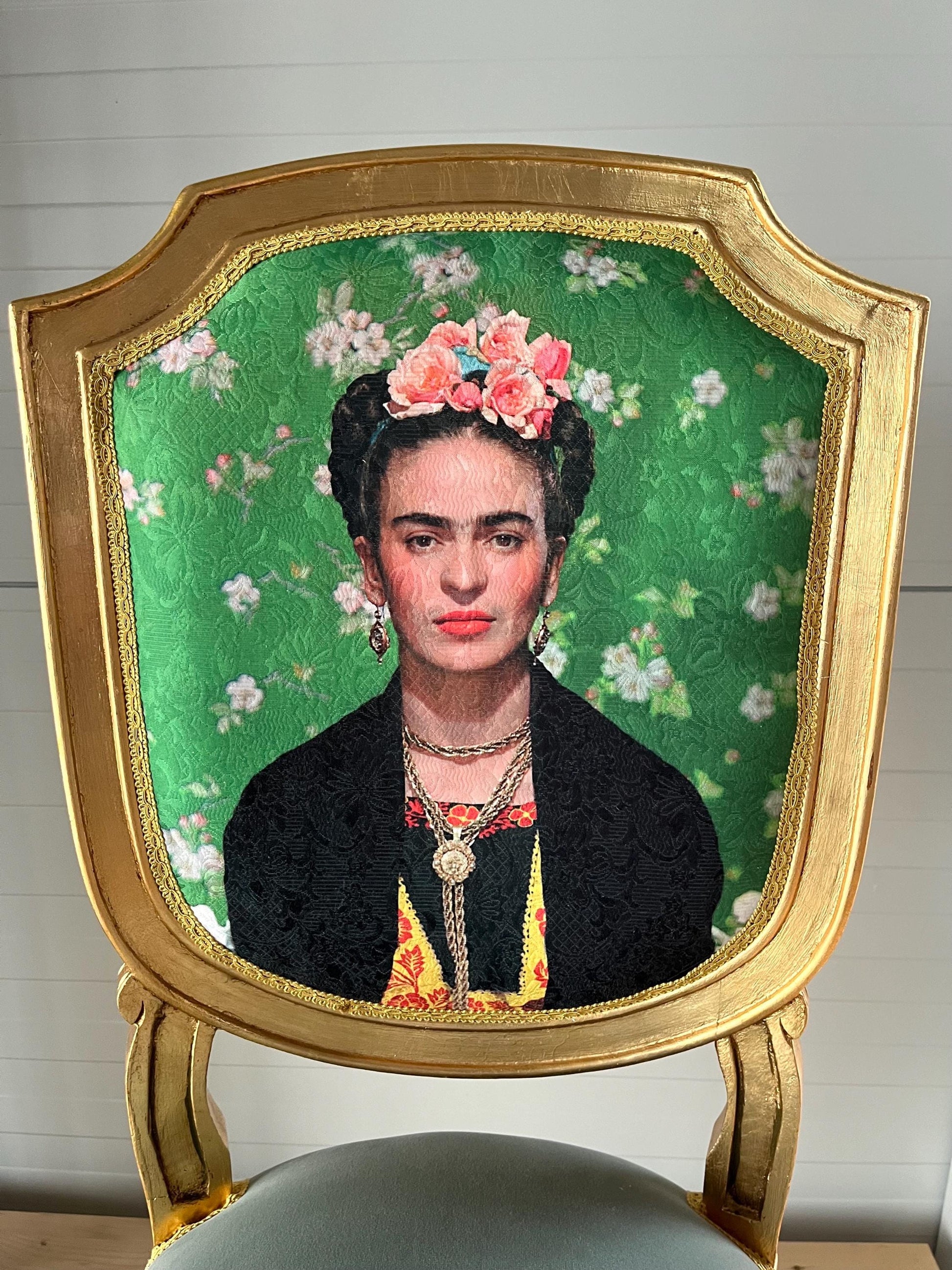 Accent Chair Retro Baroque Rococo Style Wooden Chair in Floral Frida K. Print Gold Finish for Home Dining