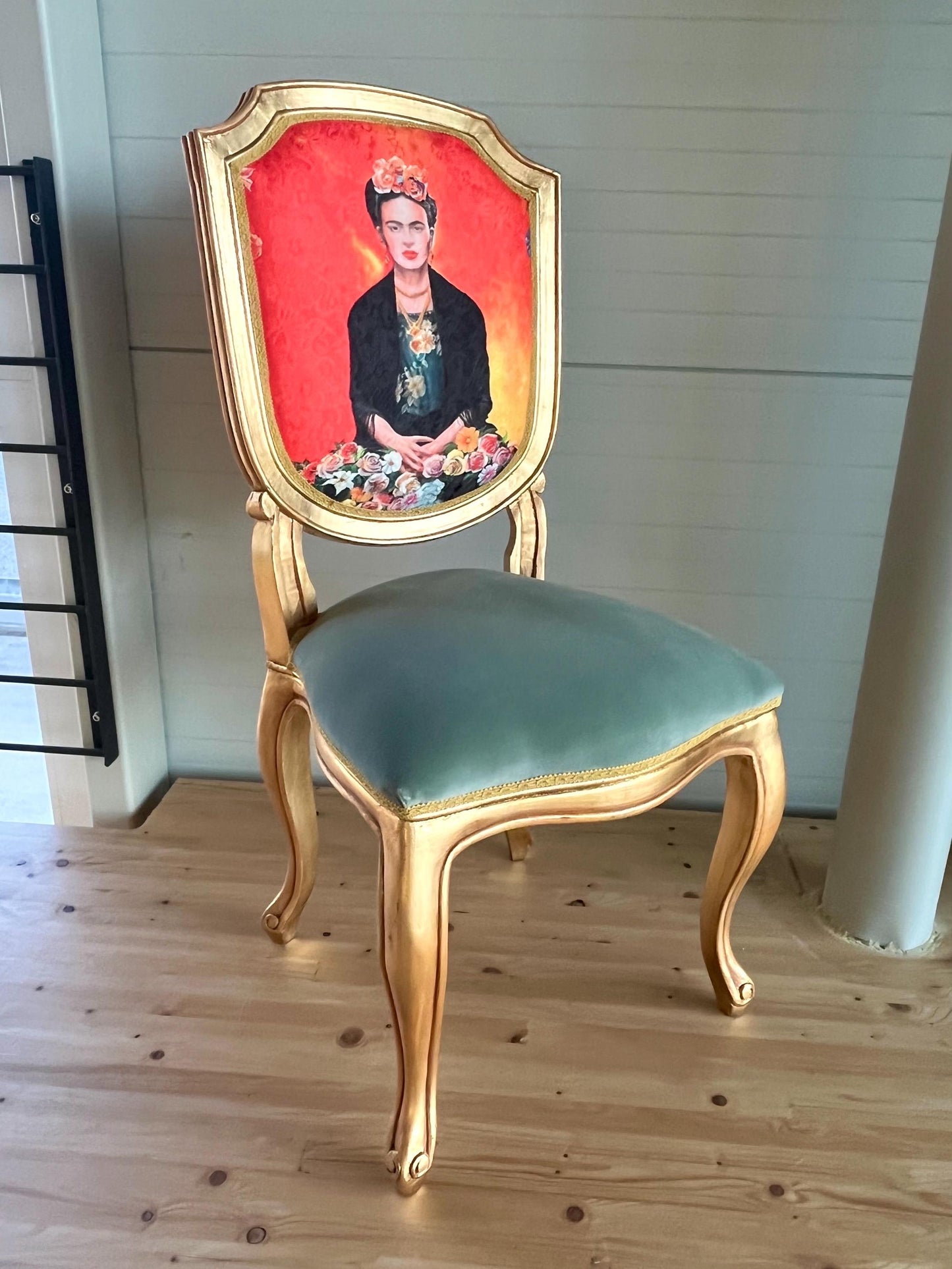 Accent Chair Retro Baroque Rococo Style Wooden Chair in Floral Frida K. Print Gold Finish for Home Dining