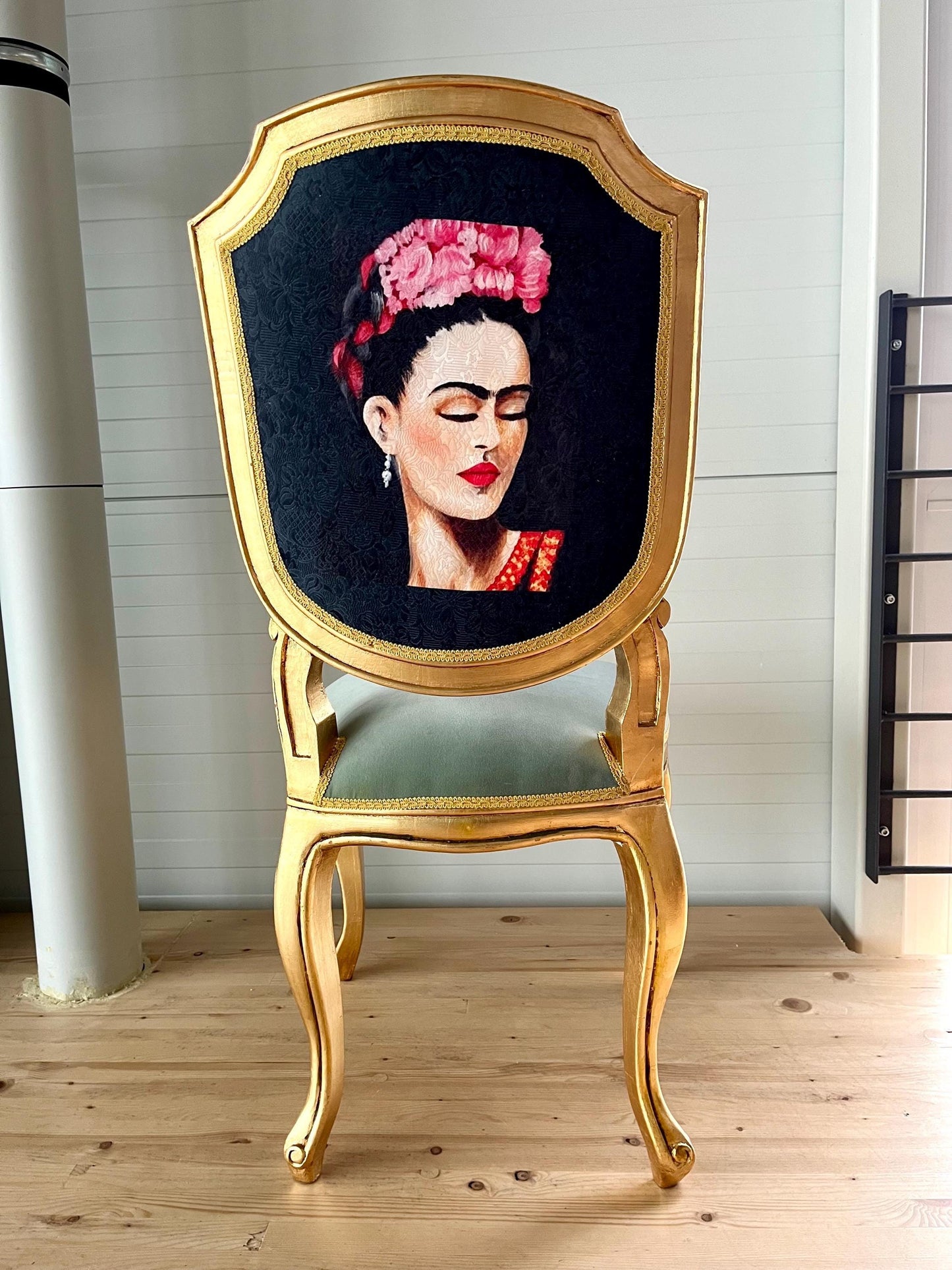 Accent Chair Retro Baroque Rococo Style Wooden Chair in Floral Frida K. Print Gold Finish for Home Dining