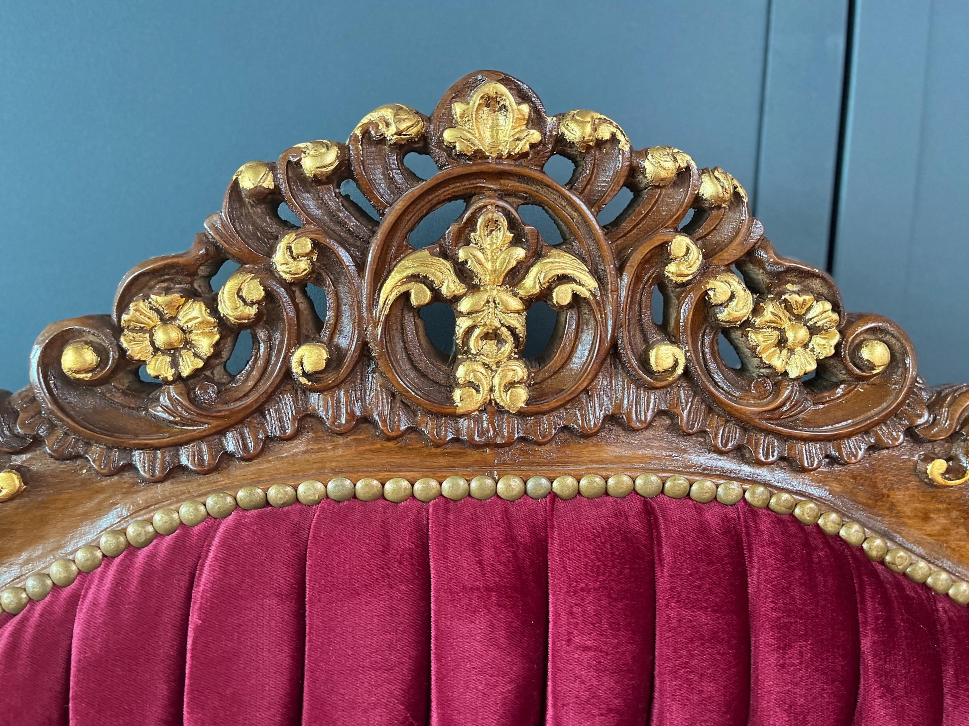 Lounge Sofa Red Velvet Antique Baroque Style 3-Seater Couch in Xmas Red Velvet French Style Home Decor Gift for Holiday LIMITED EDITION