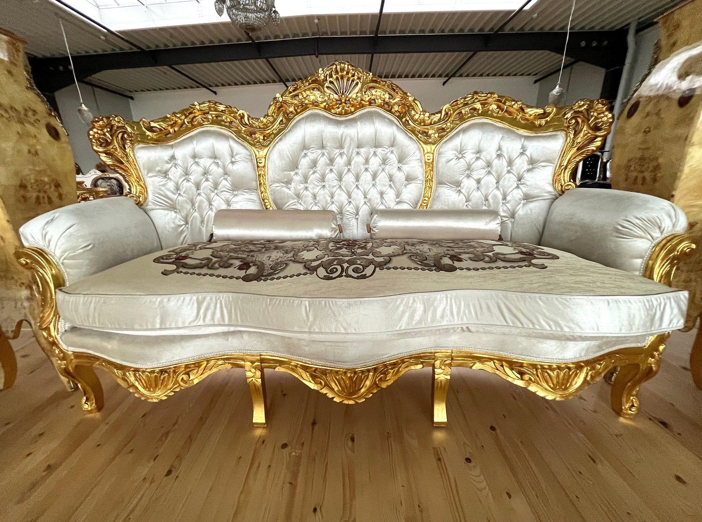 Sofa Set French Louis XV Style Settee Marble Slab Top Caffè Table Retro Baroque Style Sofa Set in Bright Ivory Velvet for Home Decor