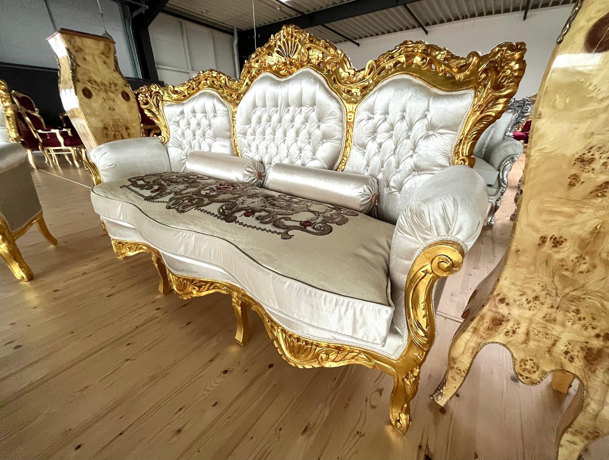 Sofa Set French Louis XV Style Settee Marble Slab Top Caffè Table Retro Baroque Style Sofa Set in Bright Ivory Velvet for Home Decor