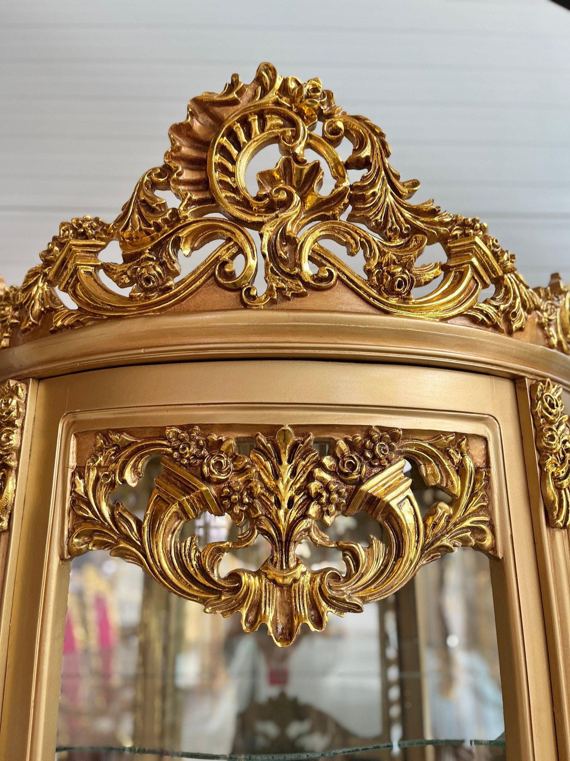 Showcase Royal Château De Versailles Style Display Cabinet French Baroque Style Glass Showcase in Gold Finish for Hotel Decor or Home Decor