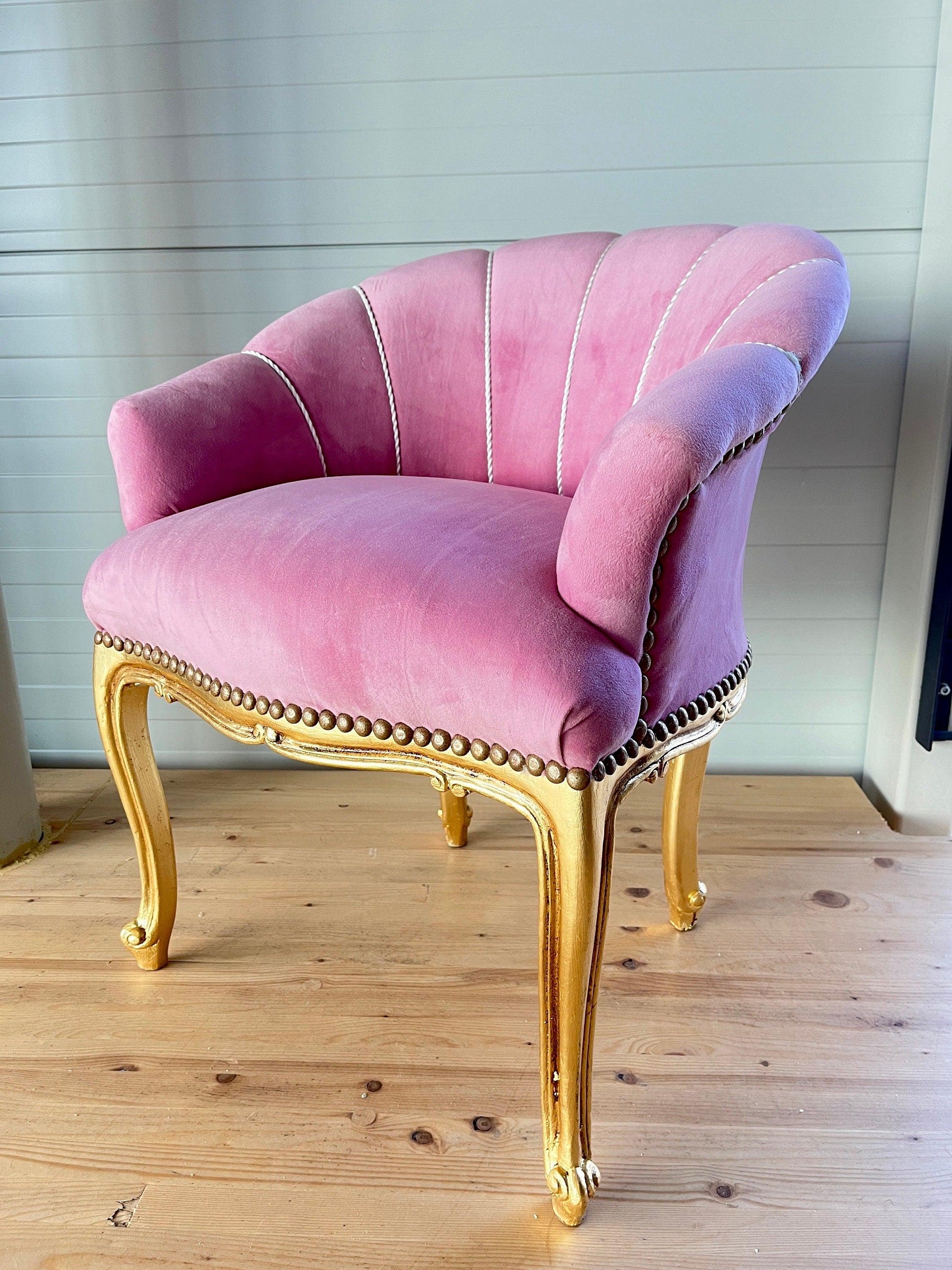 Cocktail Chair French Baroque Style Green Chair Bar Chair Retro Tufted Velvet Home Decor Armchair in Pink color