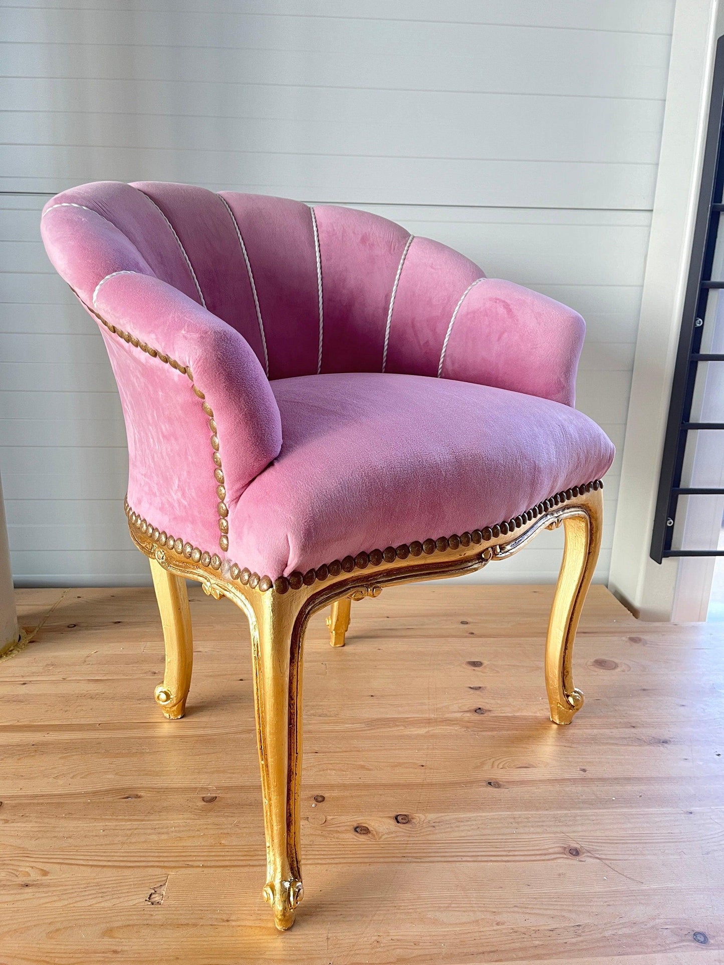 Cocktail Chair French Baroque Style Green Chair Bar Chair Retro Tufted Velvet Home Decor Armchair in Pink color