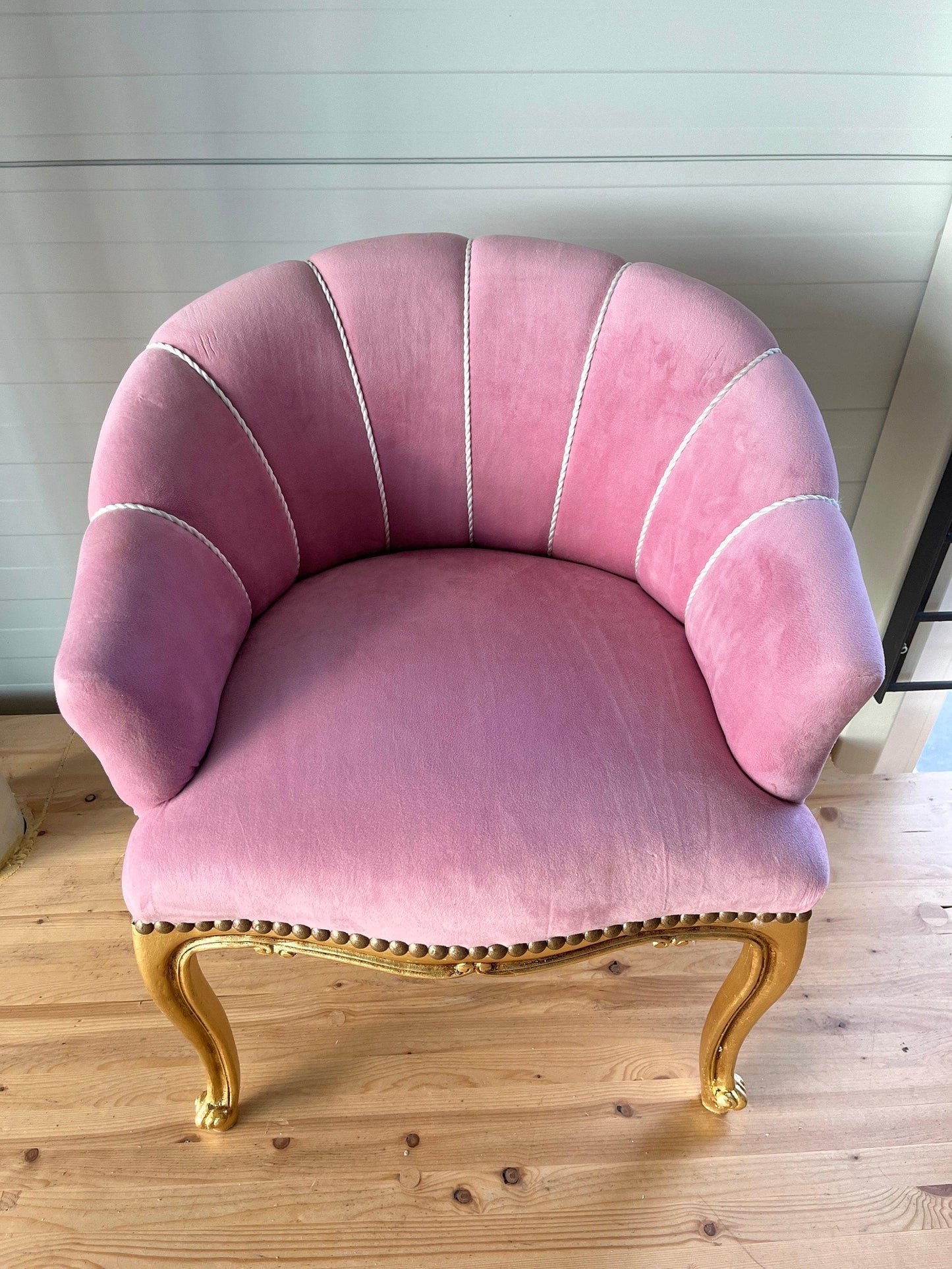 Cocktail Chair French Baroque Style Green Chair Bar Chair Retro Tufted Velvet Home Decor Armchair in Pink color