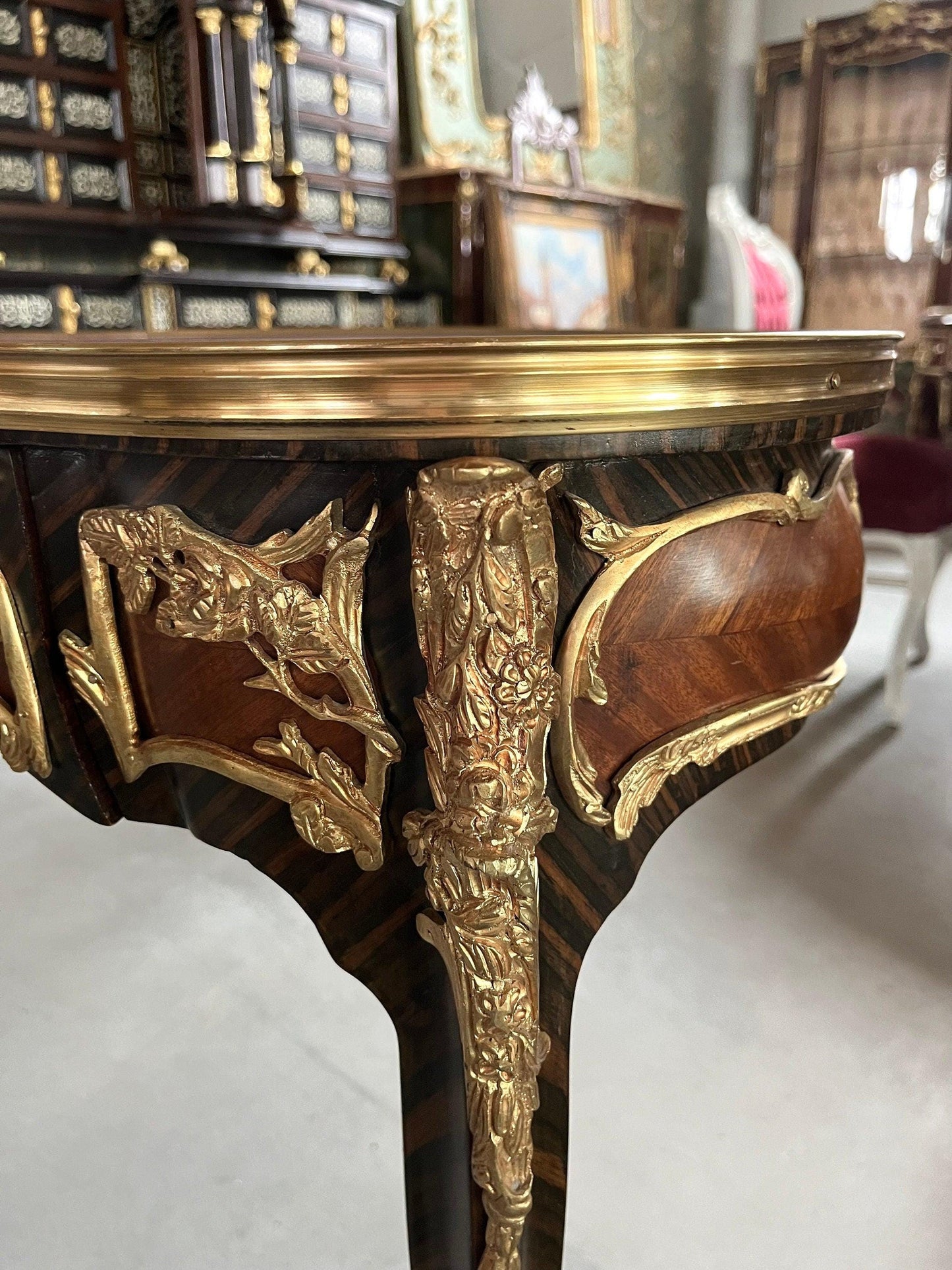 Wooden Desk Royal Antique Style Writing Table with Clock Shelf Bronze Ornaments Noble Item Retro Baroque Style Brown Desk for Home Decor