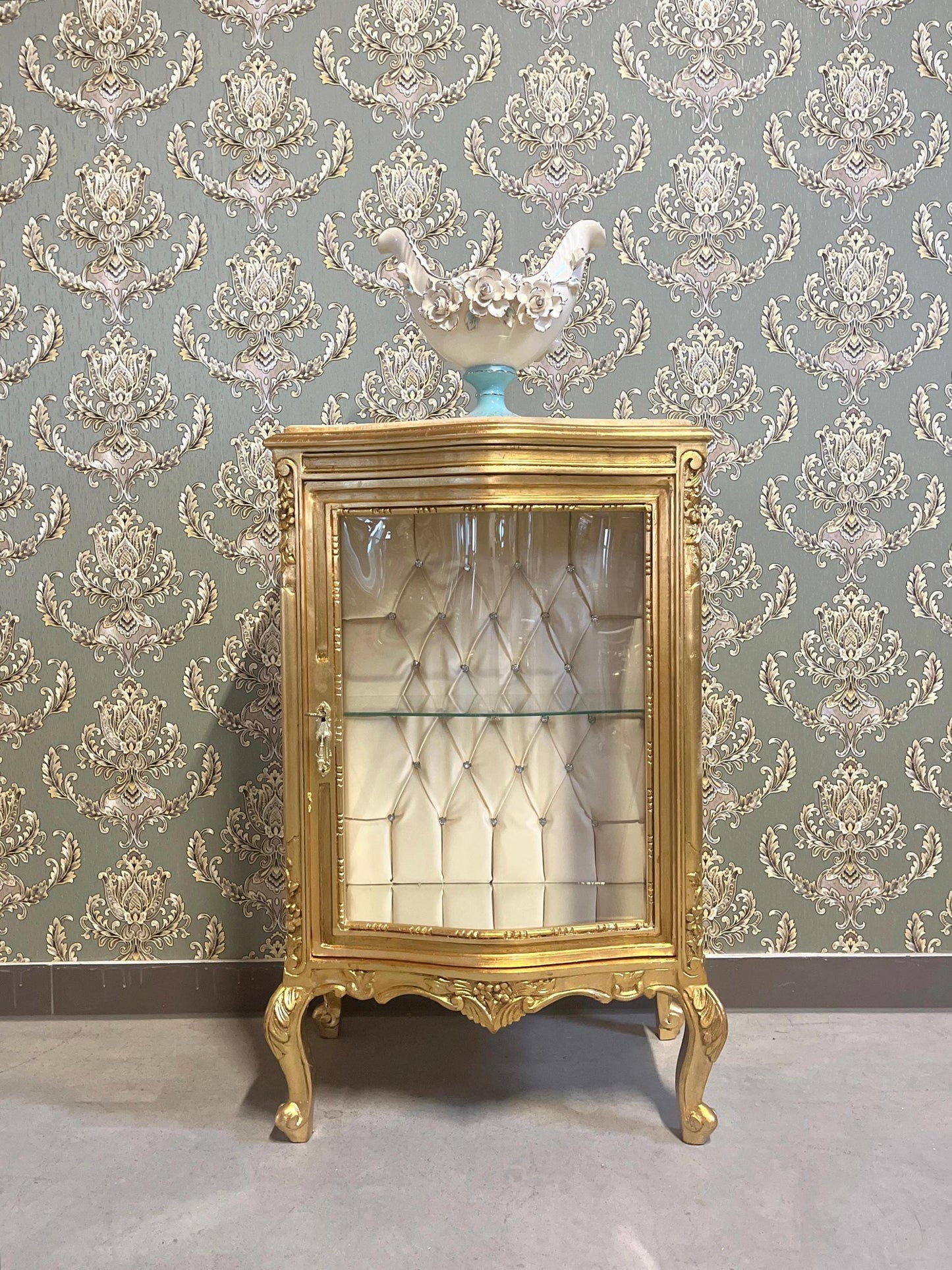 Showcase French Louis Style Display Çabinet in Gold Finish Retro Baroque Antique Style Glass Cabinet for Living Room Home Decor
